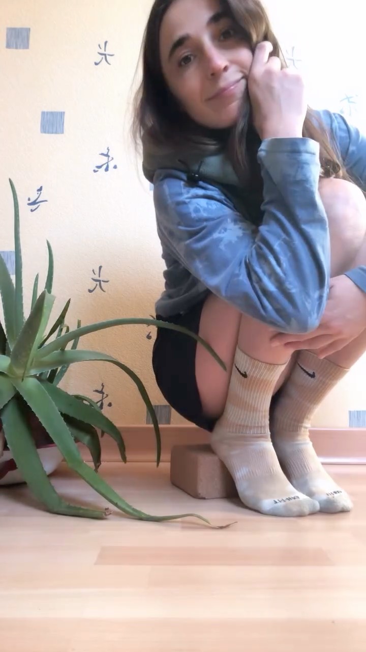 Bonsoir, vous n’avez pas encore bougé vos petits pieds ?
🍞🦶 🧦 🍞
Les chaussettes sont modèle unique teintées par @cha_rdie