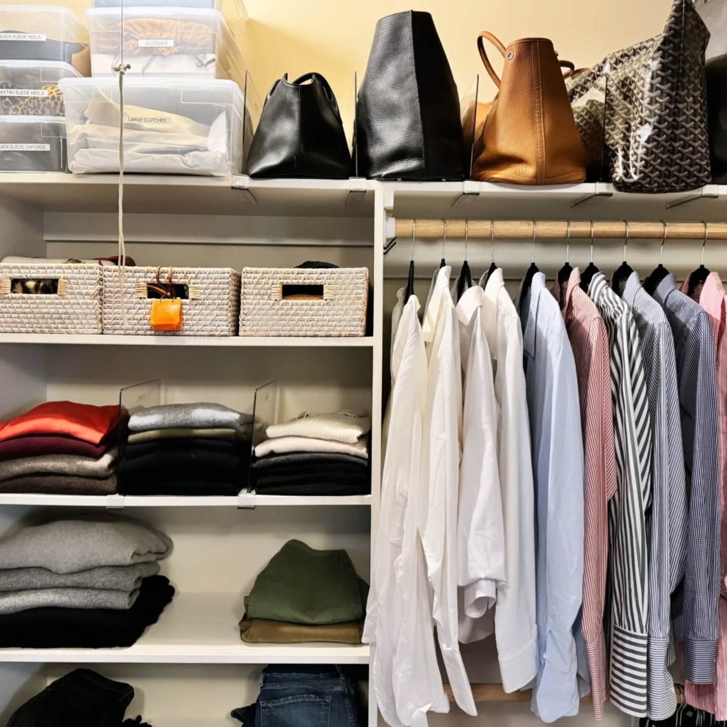 Folded sweaters and floppy purses stay put with simple
shelf dividers. Professional organizers always know the perfect solution to your closet challenges. 😉
#professionalorganizer
#closetdetails
#closetdetox
#bayareaorganizer #amscotthome