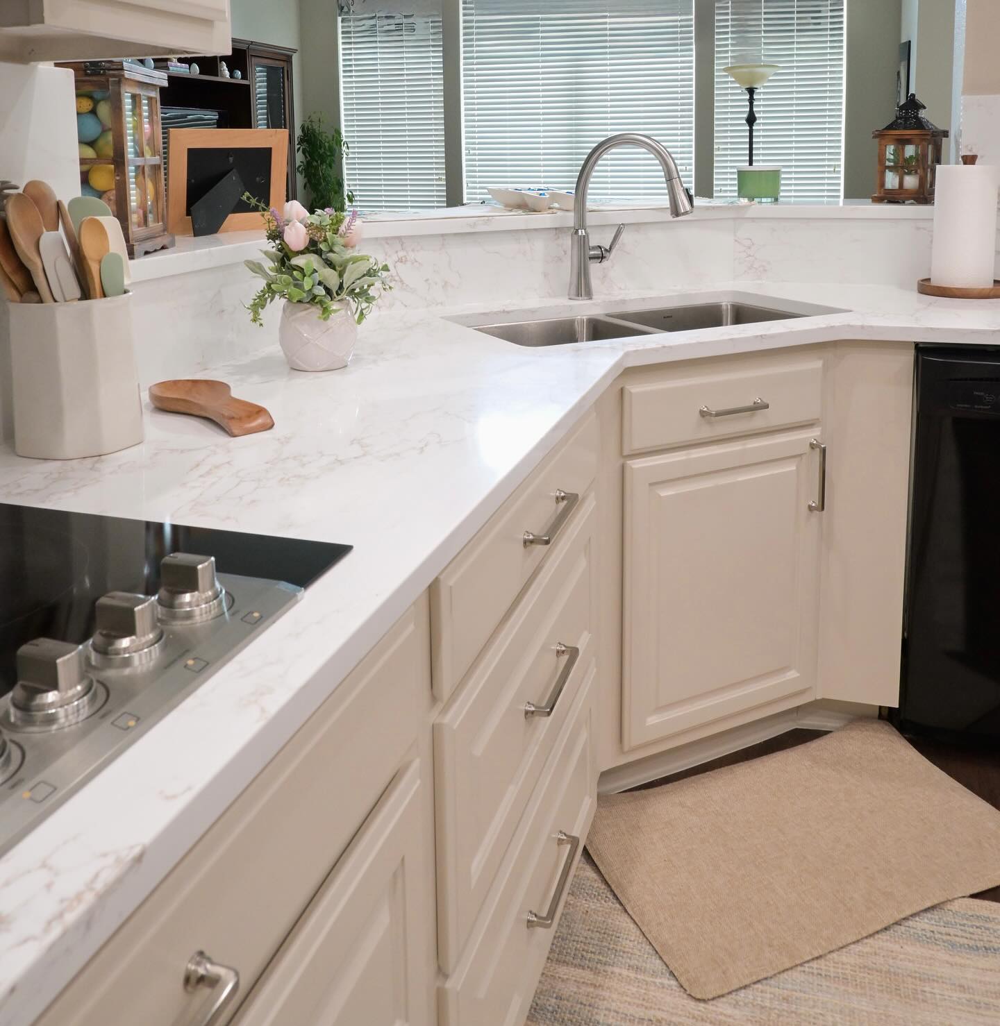 Lovely kitchen makeover! This was achieved through a cosmetic refresh rather than a full renovation. 🍃 Ready for Spring 🌱