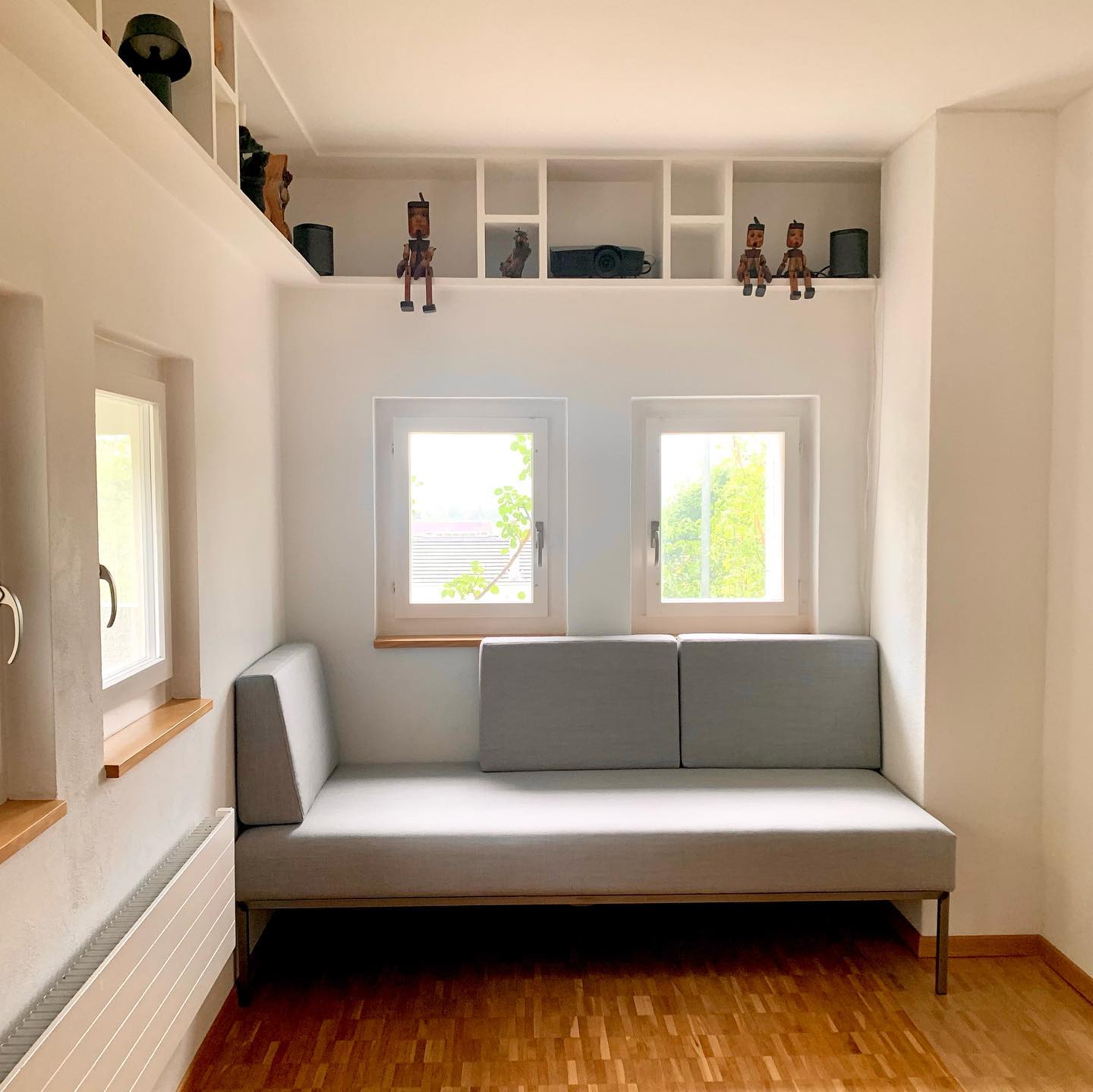 Jetzt ist es fertig und da für gemütliche Regentage. Mit einem Wollstoff bezogen ist es nicht heikel und eine super Variante für den Familienalltag. #innendekorationen #dekoration #wohnen #polsterei #vorhänge #wandverspannung #interiordesign #natürlichwohnen #winterthur #swissdesignblog #Innenarchitektur #Handmade #swissmade #handwerk #innenarchitektur #zuerich #zürich