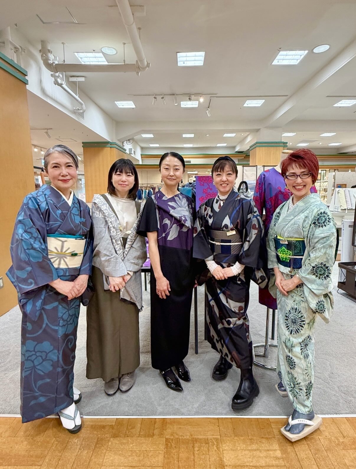 日本橋三越本店 POP UP SHOP
残り4日間となりました✨
素敵なブランドと出展者のみなさまとご一緒しています💘
楽しい方ばかりで、毎日笑顔の絶えない空間です☺️
ぜひ、個性あふれる5つの世界をお楽しみください。
・・・・・━━━━━━━━━━━・・・・・
✧pic2⥤ 〈新啓織物〉 @arakei_orimono
秩父銘仙の伝統技法「ほぐし捺染」が魅せる、
大胆な柄と玉虫色の光沢。
着尺だけでなく、帯やストールも。
✧pic3⥤ 〈REINA IBUKA〉 @reina_ibuka
新啓織物の秩父銘仙と
パリのエスプリが融合した、
モダンで艶やかな洋服と小物。
✧pic4⥤ 〈玉のり〉 @n_tamanori
「笑うキモノ生活」をコンセプトに、
日々をワクワクさせる独創的なキモノ。
スプリングコレクション2026。
✧pic5⥤ 〈吉春吉〉 @yoshiharukichi
「日本に昔から伝わるモノ・コト」を
テーマにした和小物。
色彩豊かな半巾帯や帯留め、バッグなど。
✧pic6⥤ 〈霜旦舎 定右衛門商店〉 @sadaemonshoten
「美しい着物を食卓に」をコンセプトに、
可憐な銘仙や着物の布張りトレー。
日本橋三越本店限定〔オーダーメイド受注会〕
✧pic7⥤ まるで家族のようなかわいい1枚📷
(吉春吉ちゃん、新啓織物ノリオさん、着付け講師 悦子さん)
・・・・・━━━━━━━━━━━・・・・・
お近くにお越しの際は、ぜひお立ち寄りください✨
📍 日本橋三越本店 本館4F 呉服
@gofuku_nihombashimitsukoshi
🗓 3/4(水) ▶︎ 3/10(火)
⏰ 10:00〜19:00
✧
pic1⥤定右衛門が着ている👘
着物→新啓織物さんの秩父銘仙「復刻版 音符柄」
帯→黒木織物さんの博多帯「六本着®️ 半幅仕立て」
✧
#日本橋三越
#日本橋三越本店
#定右衛門商店
#銘仙トレー
#着物のある暮らし