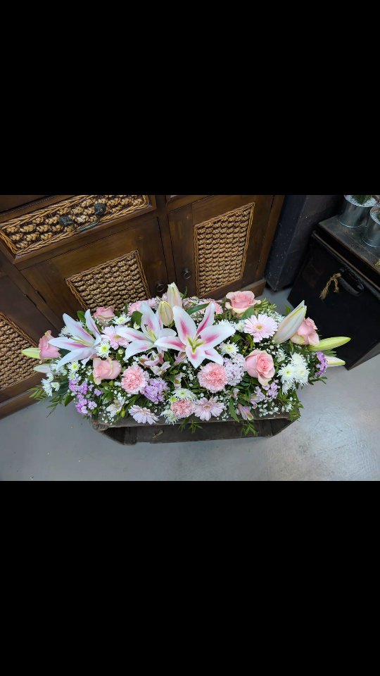 Dans ces moments si délicats, les fleurs sont un langage du cœur 🌸
Je vous propose une raquette florale de deuil dans les tons de roses, symbole de tendresse, d’amour et de douceur. Déclinée dans un camaïeu de roses pâles, poudrées ou plus soutenues, cette composition élégante rend hommage avec délicatesse et sincérité à l’être cher disparu.
Chaque fleur est choisie avec soin pour transmettre un message de paix, de respect et de souvenir éternel.
#ArtisanFleuriste #FleursDeDeuil #RaquetteFlorale #Hommage #Deuil