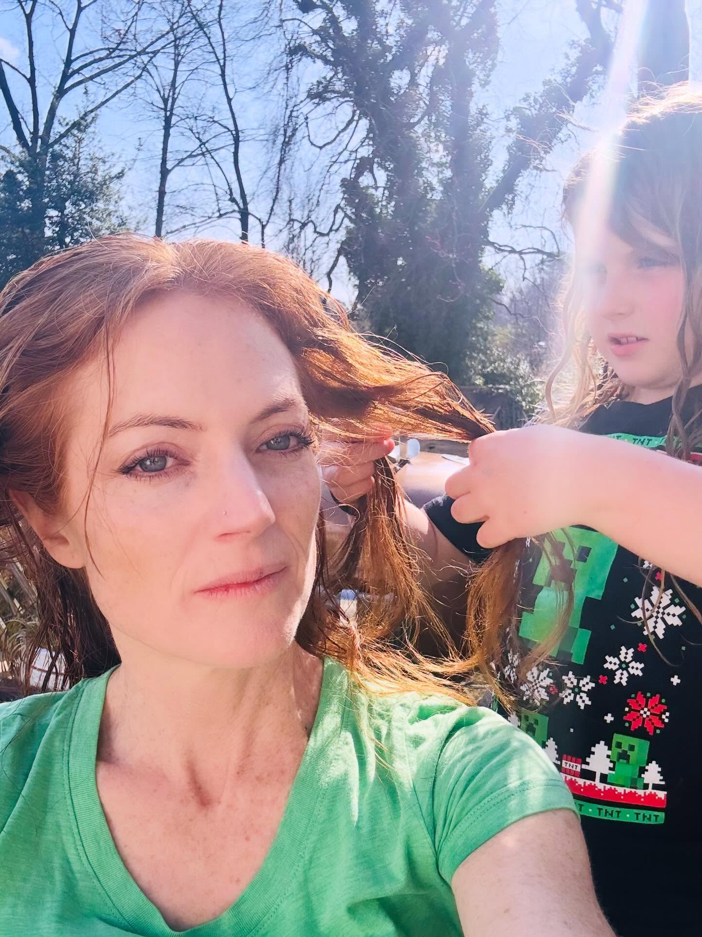 behind the scenes: hair doing.