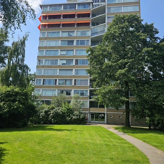 SOLD
Right in the heart of Amstelveen (Amsterdam area), we offer this recently renovated, bright and spacious corner apartment on the 10th floor of a well-maintained complex building. The apartment has a practical layout, offers two spacious bedrooms and great views over the beautifully landscaped Meander Park.