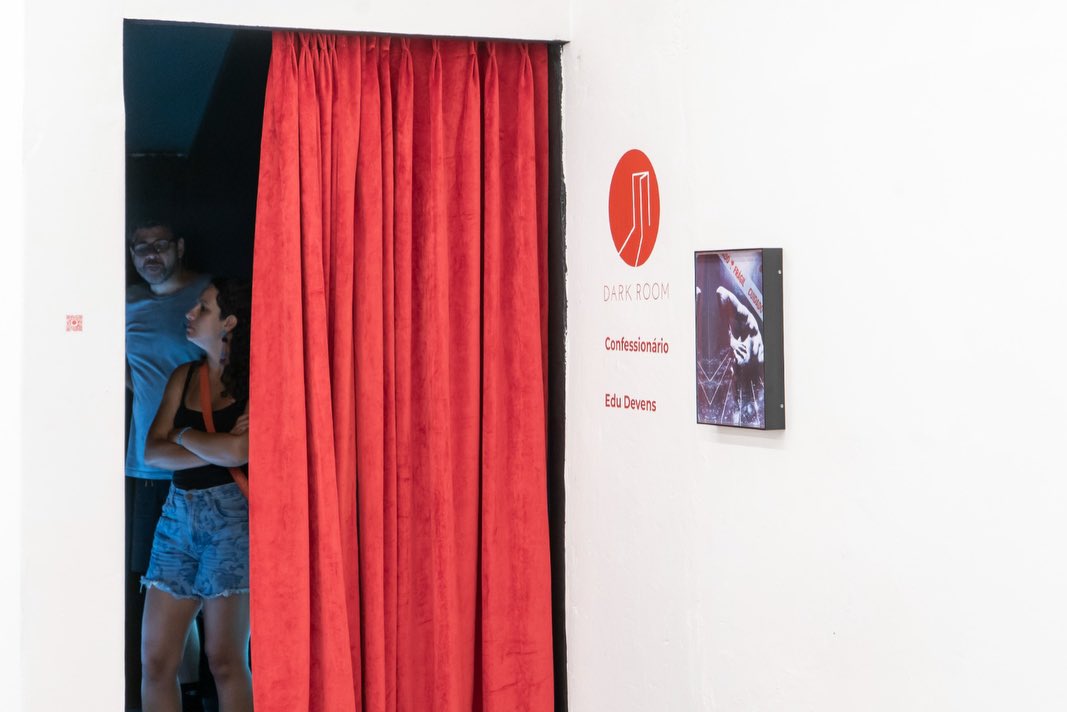 “Entrar em Confessionário é atravessar um dispositivo de visibilidade e julgamento. O espaço expositivo deixa de ser apenas arquitetura e torna-se máquina simbólica: uma câmara onde o corpo, historicamente regulado, é exposto não como objeto de contemplação, mas como campo de disputa entre desejo, censura e poder.”
Agradecemos aos artistas, parceiros e ao público que esteve presente.
A exposição segue em cartaz.
Confessionário
Instalação do artista: Edu Devens
Período expositivo: 07.02 - 28.03
Quarta a sábado, das 13h às 18h
Galeria Tato: Rua Barra Funda, 893, São Paulo - SP
Entrada gratuita
Fotografia: Paulo Pereira