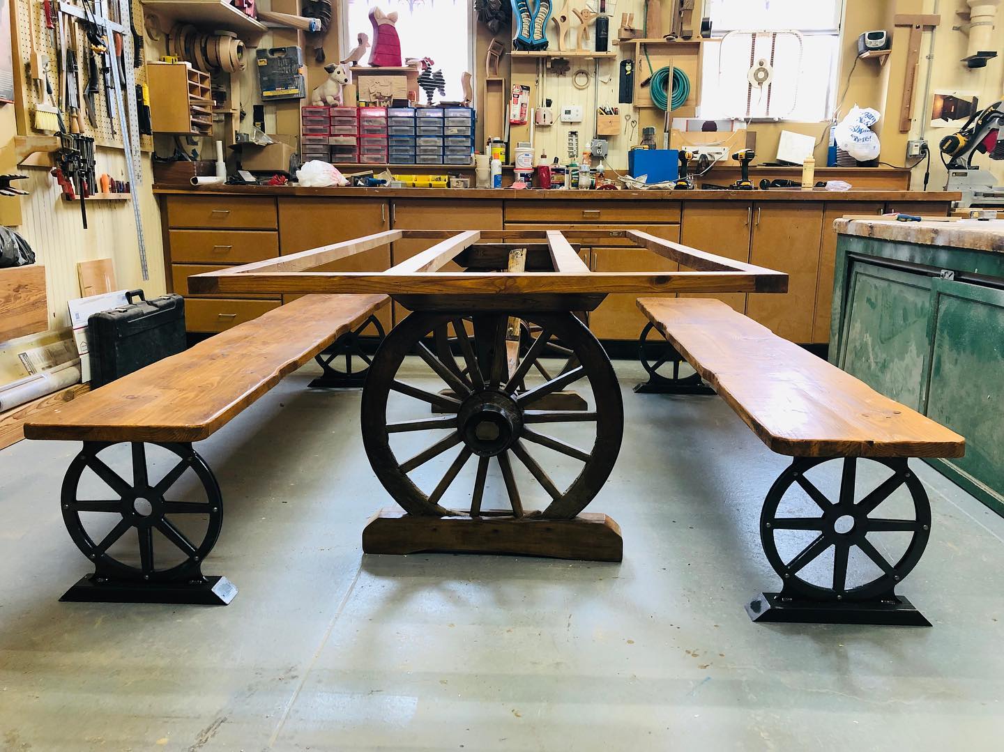 🇺🇸After a month of work, the table originally made from a bullock car of the last century is restored and ready.🇧🇷Depois de um mês de trabalho, a mesa originalmente feita de um carro de boi do século passado está restaurada e pronta.#woodworknj #arturmoreira #restoredfurniture #table #nyc #madeinusa #woodworking #farm
