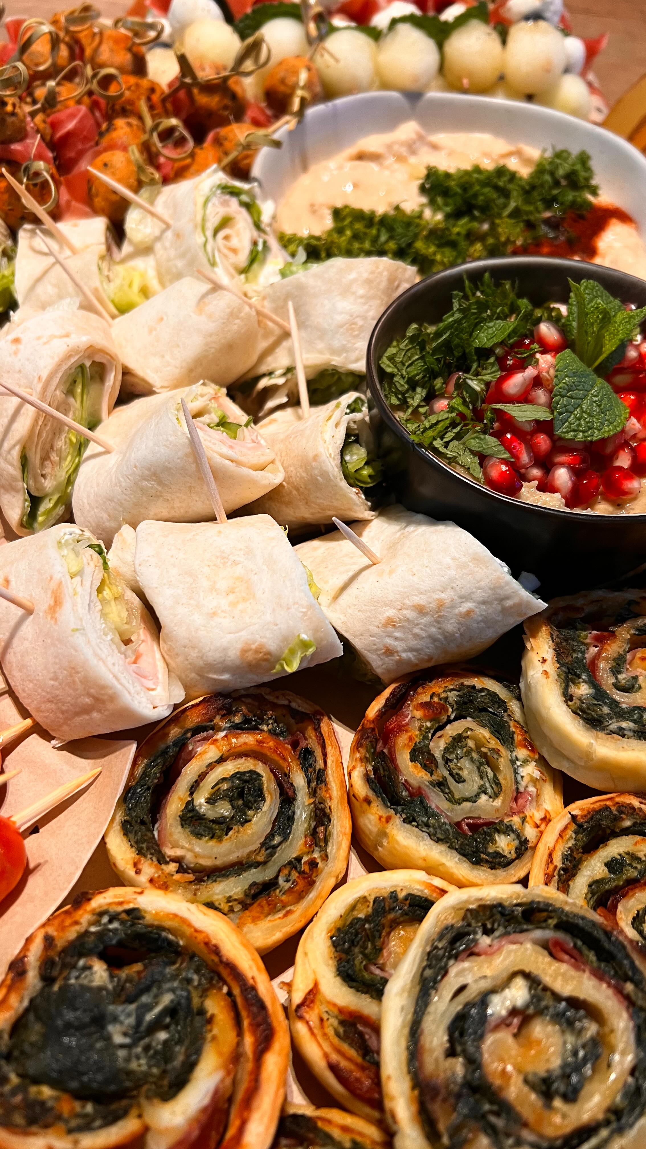 🌸 Lentefeest of communie in het vooruitzicht? 🌸
Wil je zorgeloos genieten van jouw feest?
Laat ons de hapjes verzorgen! 🧀
Onze JayJays tapasplanken zijn rijkelijk gevuld met:
✨ verse huisbereide tapas
✨ zelfgemaakte dips & lekkers
✨ een gevarieerde selectie voor jong en oud
✨ gepresenteerd op leuke planken, klaar om meteen te serveren
Perfect voor communies, lentefeesten, verjaardagen of gewoon zomaar 😉
📍 Af te halen in Schoten of Brecht
📩 Stuur ons tijdig een berichtje om jouw datum vast te leggen
Smullen gegarandeerd 🤤
#jayjays #tapasplank #communiefeest #lentefeest #catering