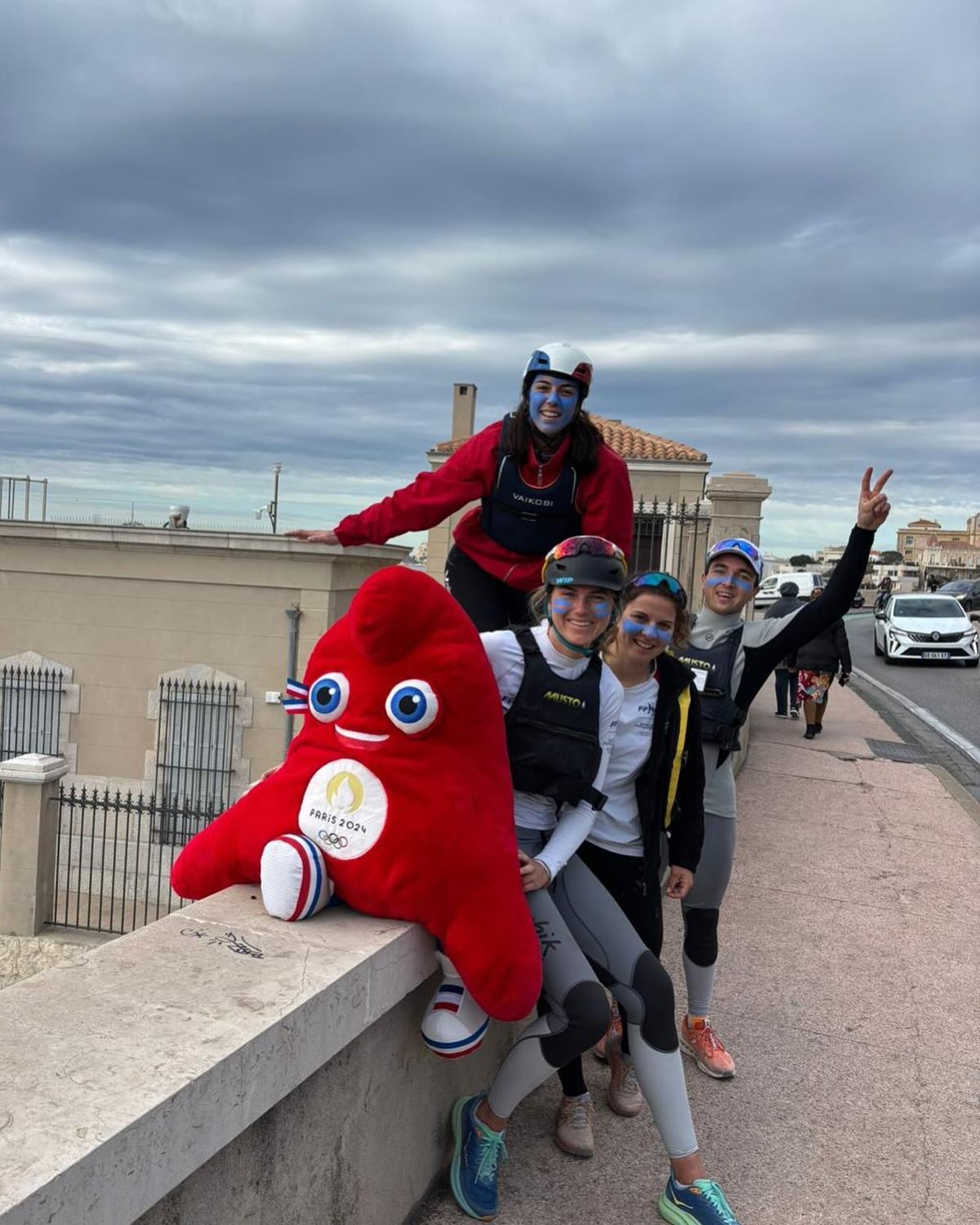 Nouvelle session cohésion au Pôle France Voile Marseille avec la participation de 4 équipes issues de nos coureurs 49er & FX, Ilca, IQ Foil & 470 !
Sur le thème du Pôle Express, nos athlètes devaient résoudre une série de défis. Bravo à tous les participants 👏👏👏
@ffvoile
@villemarseille
@sports.gouv
@agence_du_sport
@maregionsud
@departement13
@alinea
#pfvm