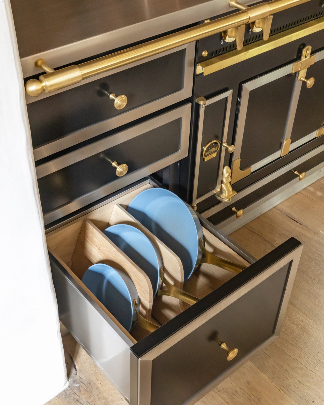 A question we get all the time: drawers or lower cabinetry?
Truthfully, a thoughtful mix of both is ideal. But if I have to choose, I will almost always advocate for a drawer.
Why? Because drawers bring everything to you. No kneeling, no reaching into dark corners, no forgotten items hiding in the back. They allow for full visibility, better containment, and far more precise organization.
When designed well, they make daily routines feel seamless!