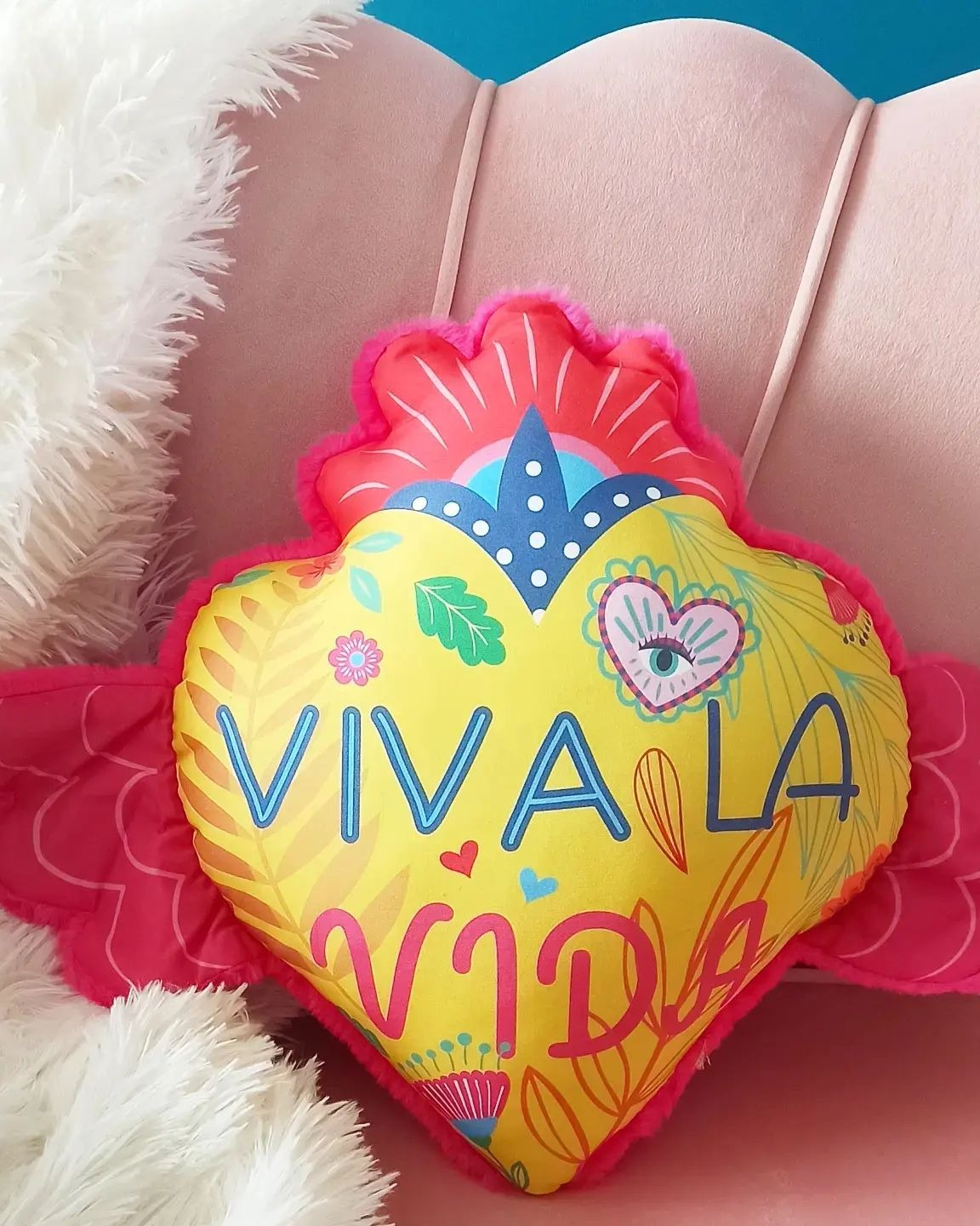 Peu présente ici, on pourrait croire que je me la coule douce sur mon canapé, avec mon coussin "viva" mais non non non 🤣
Beaucoup de choses se préparent
- le stock pour le brunch des créateurs à Rennes le 21&22 mars prochain qui sera suivi d'un réassort en ligne
- une nouvelle aventure collective avec @lescreassurloire se profile pour avril ;)
- un planning d'expo complètement dingo pour le mois de mai
- et des envies de nouveautés qui arrivent dans mon cerveau alors que ce n'est pas DU TOUT le moment 🙈
°°°
Bref, restez par ici, il va se passer des choses ;) Bisous :)
°°°
#coussin #deco #vivalavida #goodmood #dopaminedecor