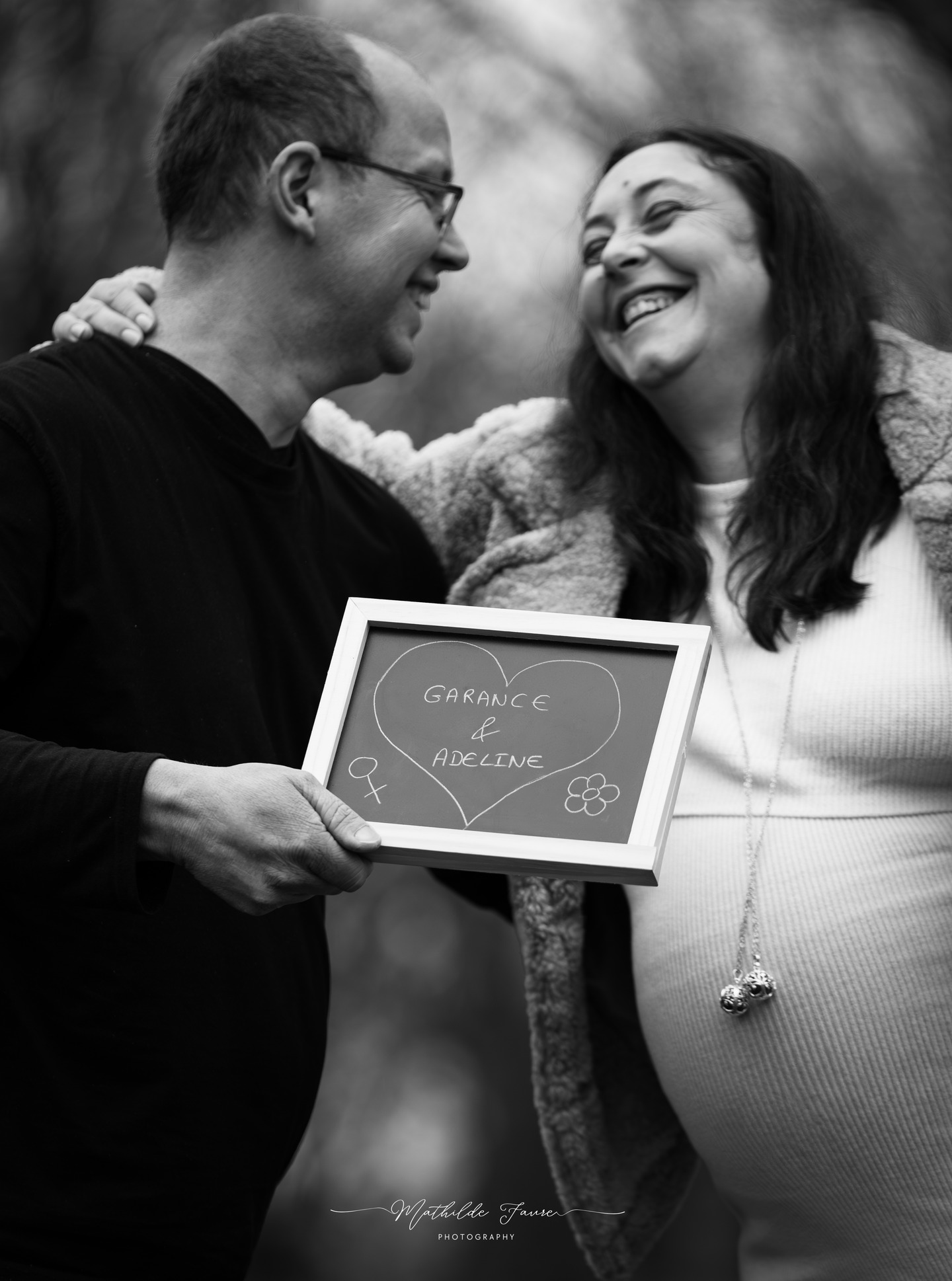 Il y a des annonces qu’on n’oublie jamais.
Un regard, un éclat de rire… et un petit tableau qui dit tout.
Cette séance, c’est bien plus qu’une photo :
✨ c’est l’attente,
✨ l’amour,
✨ et ce moment suspendu juste avant que tout change.
Que ce soit pour :
- une grossesse,
- une annonce importante,
- ou simplement figer votre histoire telle qu’elle est aujourd’hui,
je vous accompagne pour créer des images vraies, douces et intemporelles.
🤍 Des photos à transmettre,
🤍 des souvenirs à ressortir dans 10, 20 ans,
🤍 pas juste des images qui dorment sur un disque dur.
📩 Les réservations sont ouvertes
👉 Écrivez-moi en message privé ou via le lien en bio pour discuter de votre projet.