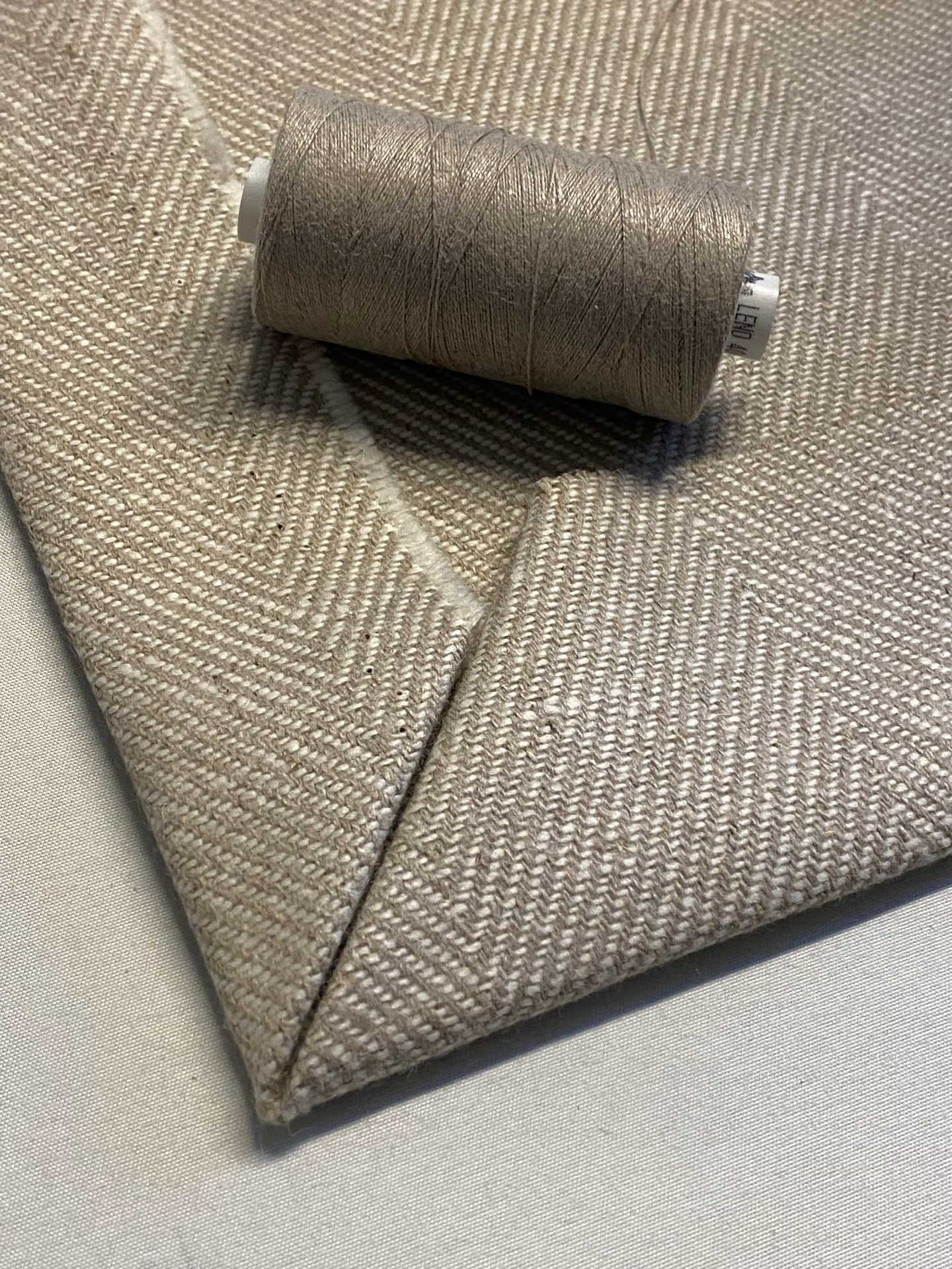 • Munro •
Munro by Ian Mankin is a linen blended fabric with a traditional herringbone weave. With a simple yet textural design, it provides a versatile backdrop for accent designs.
#ianmankin #ianmankinmunro #herringboneweave #britishlinen #bristolcurtainmaker