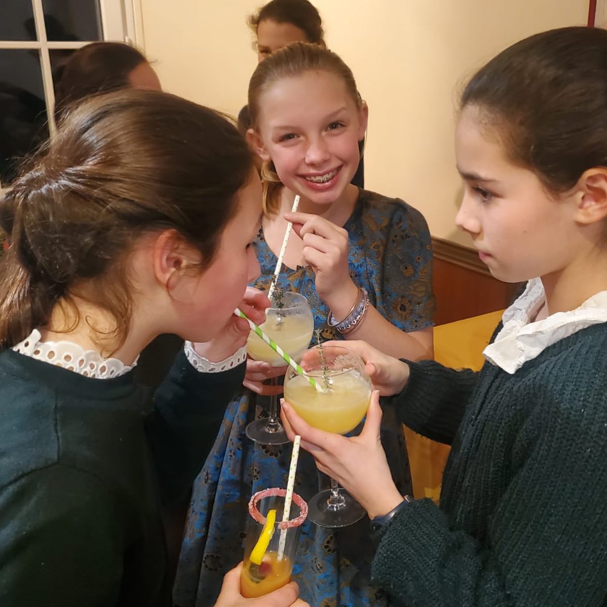 🧁MY KITCHEN BOOK 2026 • Soirée(s) de chefs !
🌟 Après avoir appris à composer des bouquets, à cuisiner apéritifs, desserts les filles ont pu profiter de leurs nouveaux savoir-faire ! Une table élégante pour un menu 100% fait-maison.
🍟 Le lendemain, dans un autre genre, elles ont réalisé un menu MacDo de luxe complet !