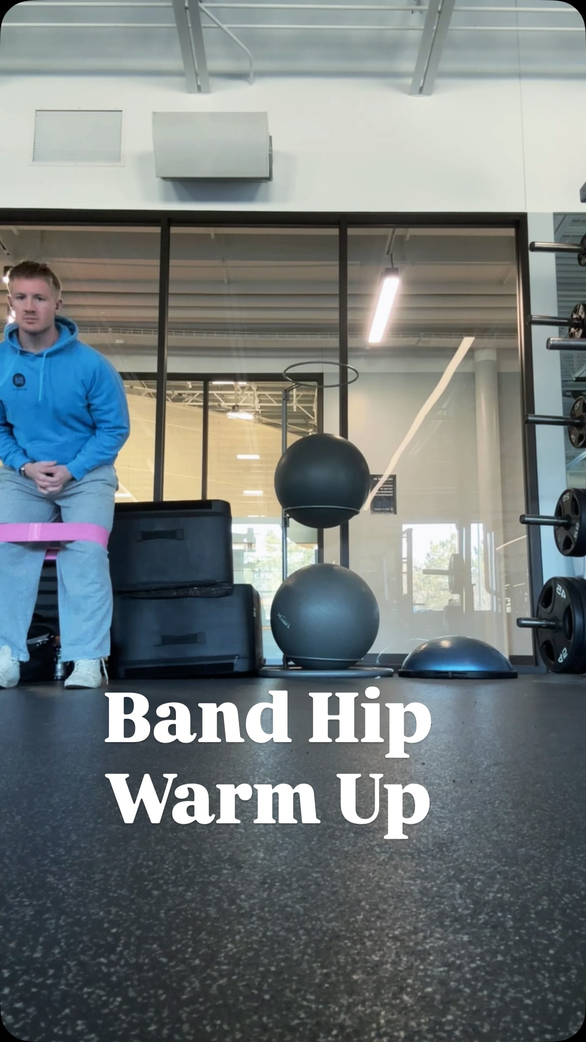 Banded hip exercises to warm up prior to running or training. Added in some hip flexor exercises as well to help round it out.
Been utilizing these to prevent my hip soreness and it band soreness from worsening with running.
Work through about two sets of these per leg for about 10-15 reps/steps. You could included these as part of your warm up as well!
#personaltrainer #gymworkout #athlete #mobilitytraining #stretching