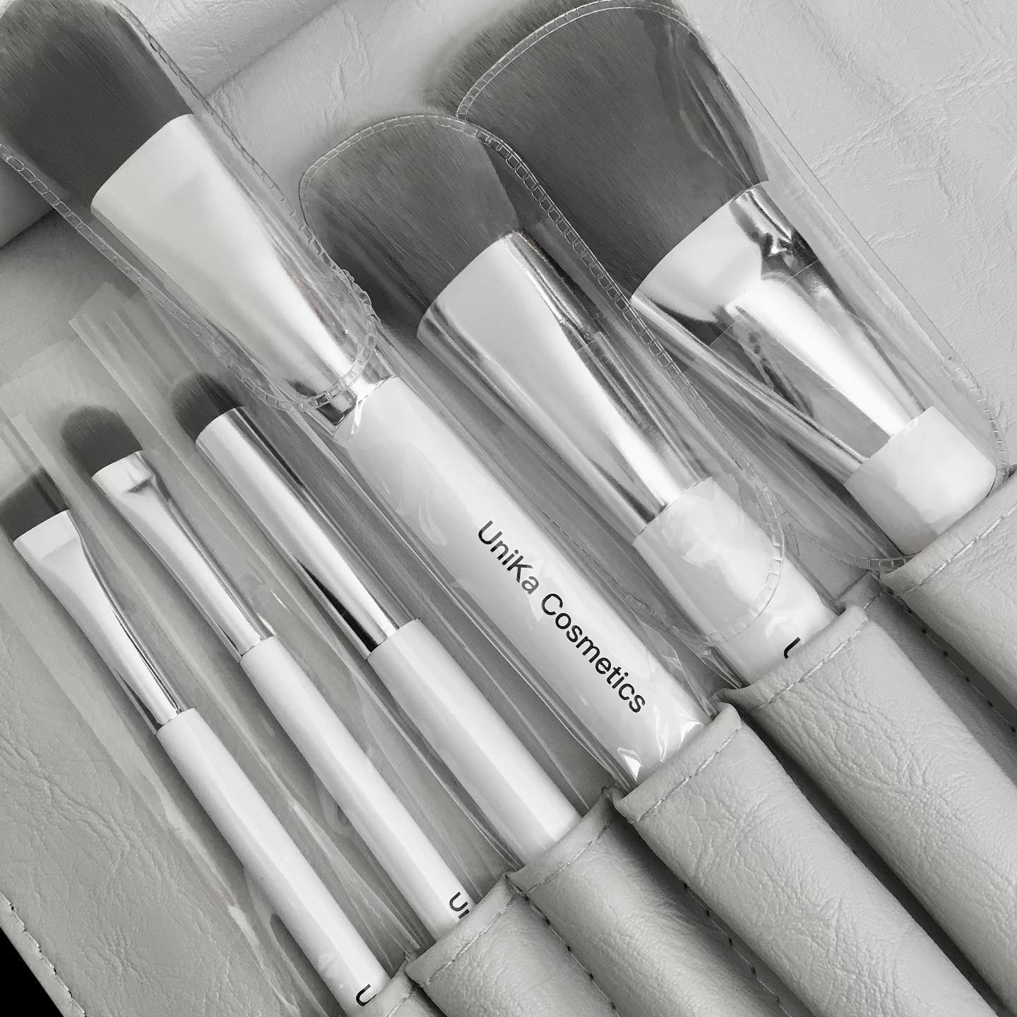 ✨ If you haven’t checked out our website recently, we’ve been running a little promo 🤗 We’re including our UniKa Brush Set for FREE (value of $45) with all orders over $100 before tax. So if you’ve been wanting to place an order, this might be a good time so you get a gift with it!
.
The brushes are synthetic because it means they’re cruelty-free and being cruelty-free is our priority! 🐰