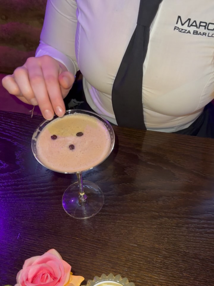 Ein bisschen Spaß muss sein – und mit einem Espresso Martini gleich doppelt 🍸
Cheers! ❤️
#marcos #pizza #bar #lounge #espressomartini