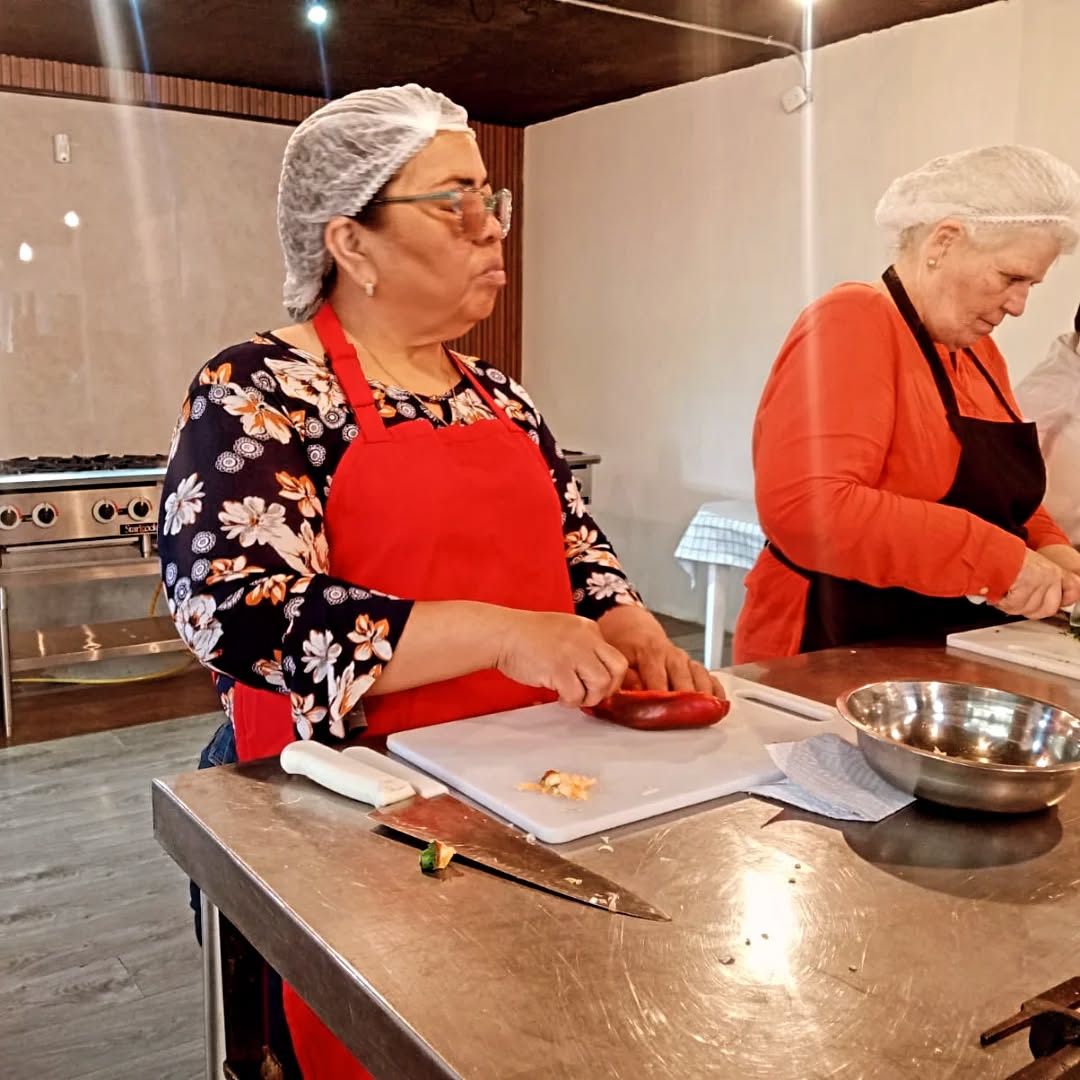 “Hoy queremos agradecer profundamente a todas las personas con discapacidad visual que han confiado en la cocina como un camino para retomar sus vidas y sus sueños. En cada clase nos enseñan que la verdadera visión nace del corazón, del tacto, del olfato y de la escucha atenta.
En ASONALCHEFS COLOMBIA seguimos firmemente comprometidos con una cocina inclusiva real, donde el talento no tiene límites y todos tenemos un lugar en la mesa.
Gracias por inspirarnos y permitirnos caminar a su lado en este proceso de aprendizaje y transformación.”
#cocinainclusiva #cocinaincreíble #cocinaparatodos#asonalchefs