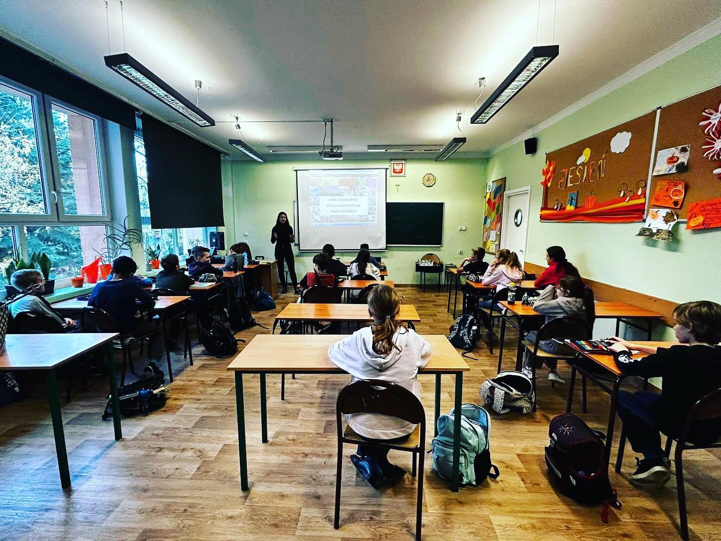🔸Edukacja od najmłodszych lat 🔸
Bo czym skorupka za młodu nasiąknie, tym na starość trąci 🤗
Miałam przyjemność przeprowadzić prelekcje w klasach wspaniałej szkoły podstawowej, bo mocno wierzę, że popularyzacja zdrowych nawyków żywieniowych oraz zdrowego stylu życia to klucz do zdrowego społeczeństwa 👌🏻
Młodzi koledzy i koleżanki wykazywały wspaniałe zainteresowanie, które cieszy i motywuje do działania.
Dziękuję za zaproszenie!
#health #edukacja #prelekcja #zdroweodzywianie