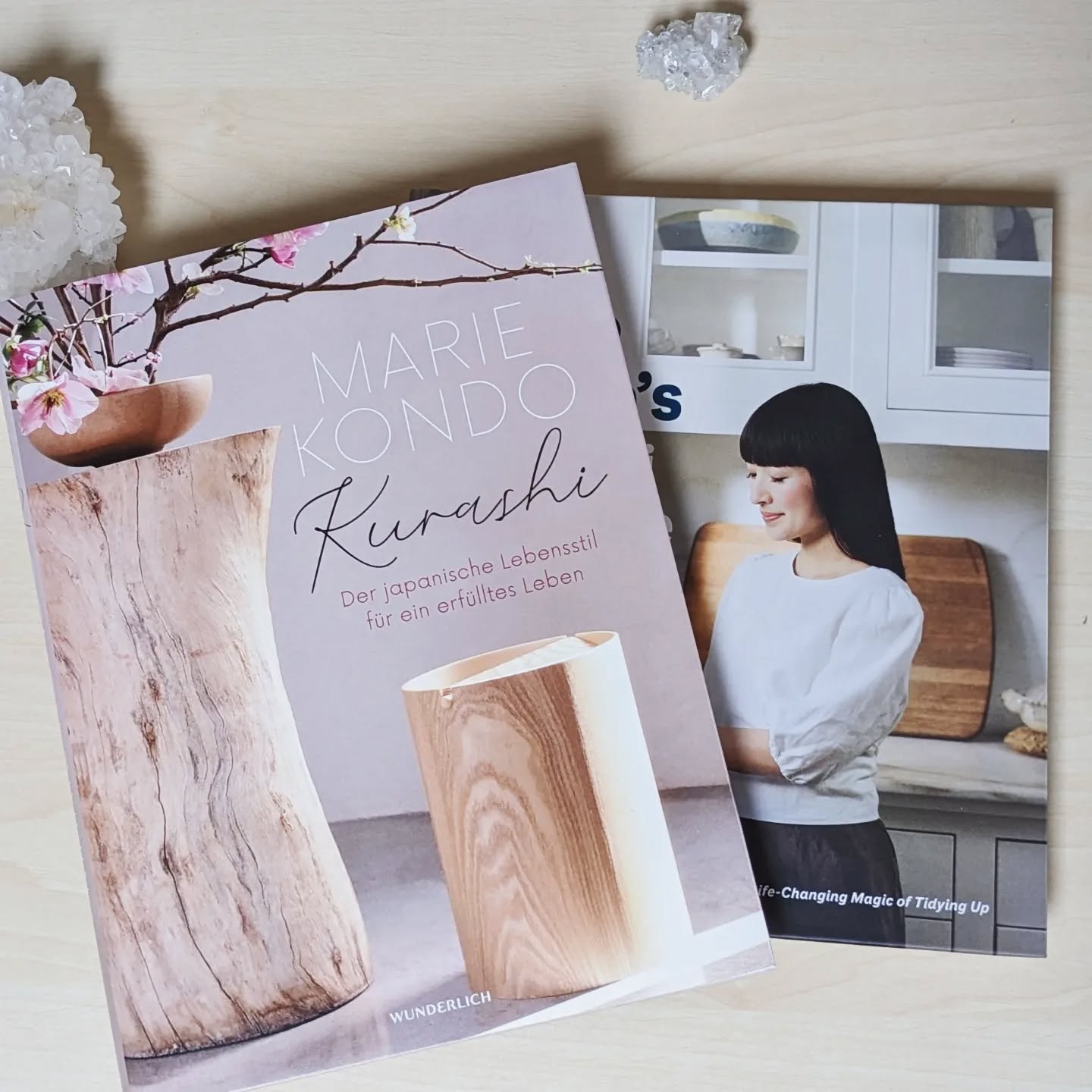 Was macht dich glücklich? Nicht nur den Besitz, sondern den ganzen Alltag sollten wir dem Glückscheck unterziehen! Darum geht's im neuen Buch von @mariekondo "Kurashi - Der japanische Lebensstil für ein erfülltes Leben"
Wirklich empfehlenswert! Marie Kondo gibt darin Anleitung, wie wir alle zu unserem eigenen, idealen Lebensstil kommen.
#mustread #newbook #mariekondo #kurashi #konmari #glueckssachen #sparkjoy #ordnung #ordnungscoach #ordnungsberatung #linz #leonding