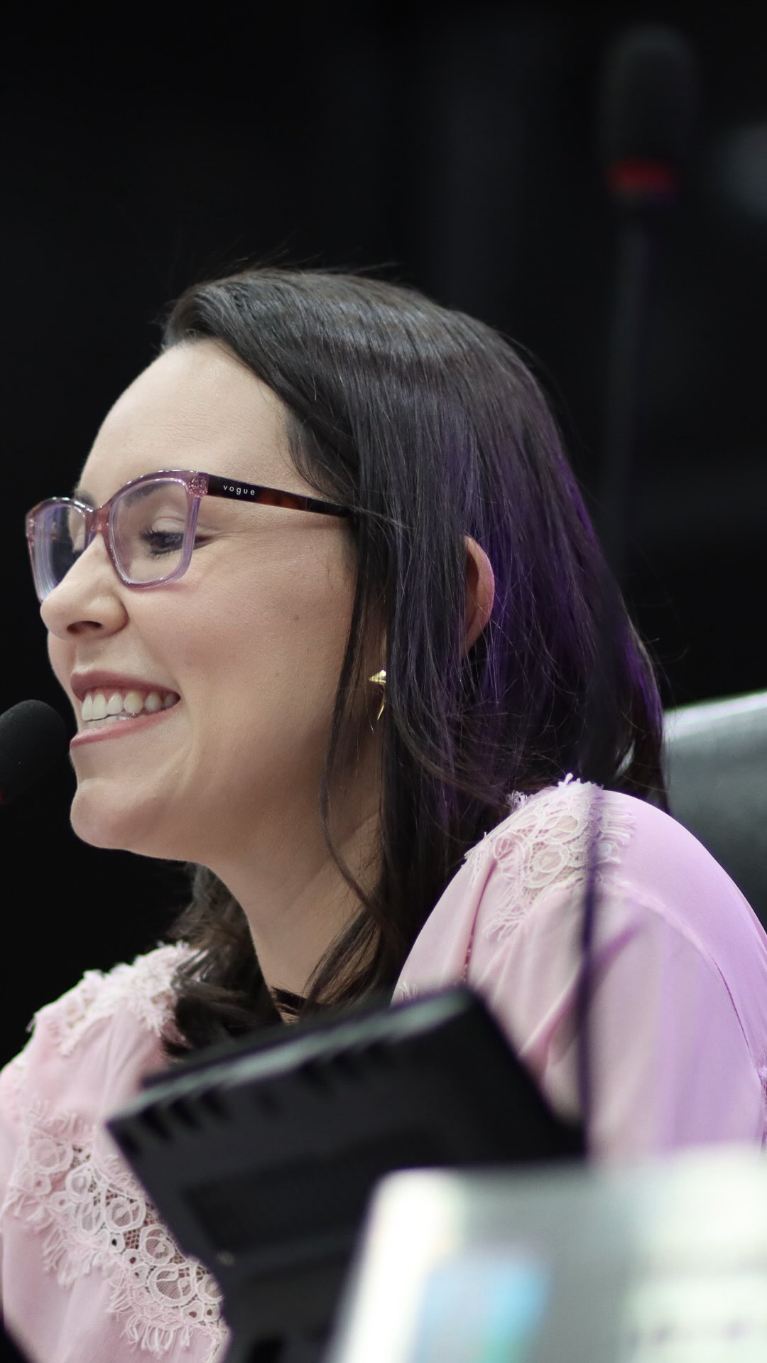 Hoje a plenária foi ainda mais simbólica.
Tive a honra de presidir a sessão em comemoração ao mês das mulheres, um gesto que representa o espaço que seguimos ocupando e fortalecendo.
Recebemos também a desembargadora Karen, reconhecida por seu posicionamento firme em um caso de violência sexual, quando votou contra a absolvição do acusado. Um marco importante na defesa das mulheres e no enfrentamento à impunidade.
Hoje levamos para a Câmara demandas importantes:
infraestrutura, limpeza urbana, iluminação, reparos na rede de esgoto, organização do transporte e solicitações diretas dos bairros como Ipê Amarelo, Vila Barraginha, Darcy Ribeiro, Bernardo Monteiro e Nova Contagem.
Cada indicação apresentada nasce da escuta.
Cada ofício protocolado nasce da realidade das ruas.
Mandato atuante é isso: transformar pedido em ação e voz em encaminhamento.
E reforço: o Gabinete Aberto segue disponível no site e pelo WhatsApp: (31) 3359-8778
A política que acredito começa ouvindo você. 💜