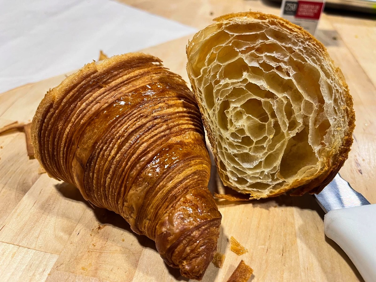 The mark of a good croissant? Its cross section🥐😏
Come try out our classic croissant today!
#thefrenchguys #frenchpastry #croissant