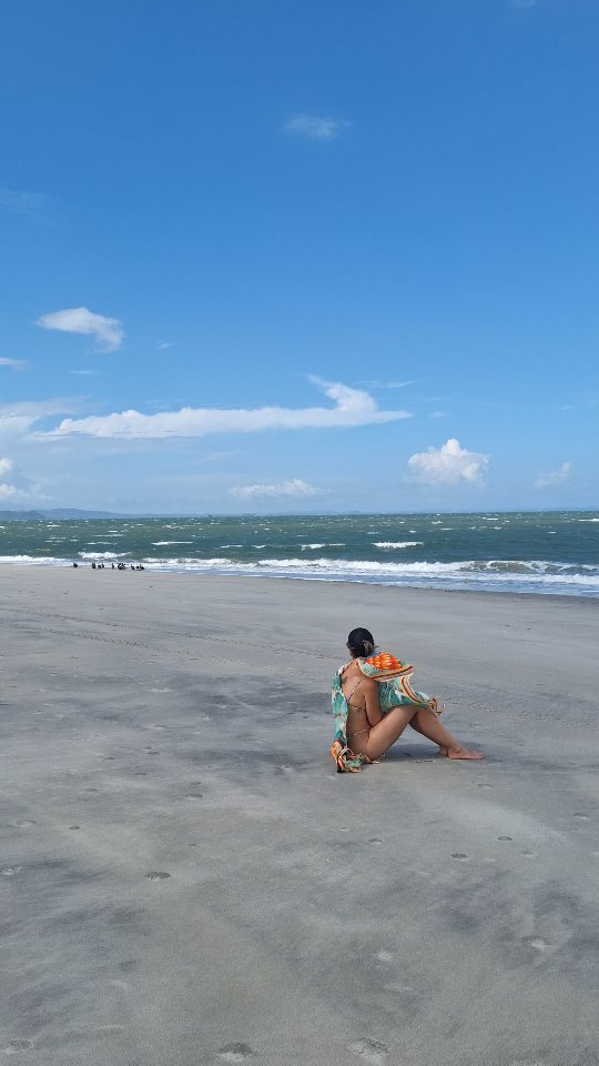 Todos tenemos una amiga que no abandona la playa aunque....
¿Eres esa amiga? 🤣
