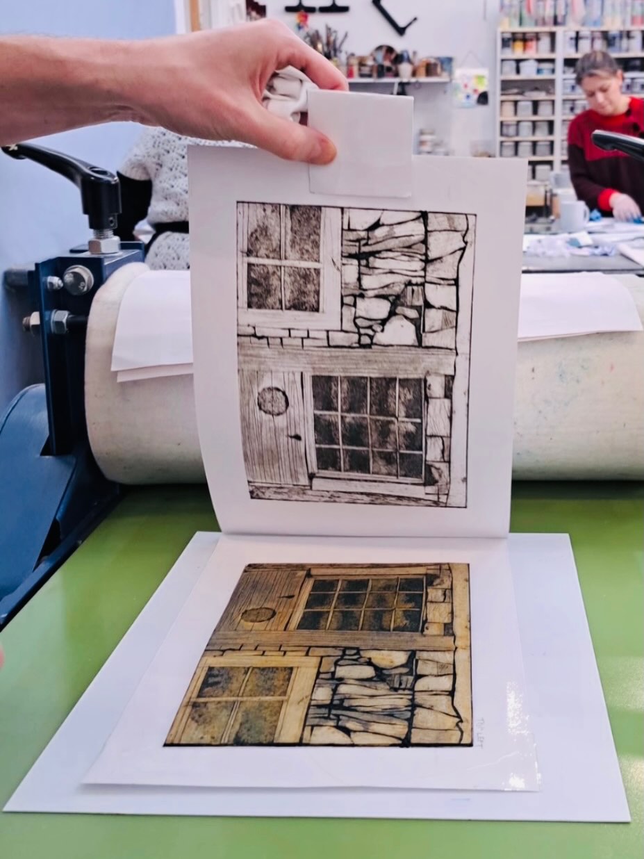 PRINTMAKING FRIDAY #2 - Collagraph, Pitenweem-inspired at @art4youscotland
Experimenting with scoring and cutting cardboard, finishing with varnish then using etching ink to create these 1 colour prints.
#printmaking