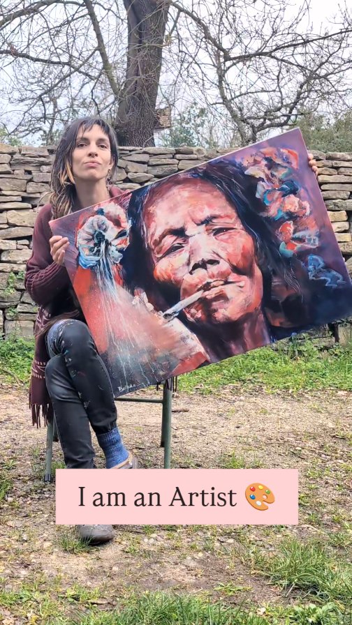 Je suis artiste.
Mais pas pour décorer.
Je peins pour celles et ceux qui vivent
avec beaucoup de choses à l’intérieur.
Ceux qui portent
la douceur ET la force.
La lumière ET l’ombre.
L’ancrage ET le besoin d’évasion.
🌿 Si tu te reconnais…
ce n’est pas un hasard.
Envoie ce Reel à quelqu’un
qui ressent les choses plus fort que les autres.
💬 Dis-moi : tu te situes plutôt du côté force, fragilité,
ou les deux à la fois ?
#emotionalartist
#portraitcontemporain
#PeintureContemporaine
#ArtisteFrancaise
#portraitvegetal