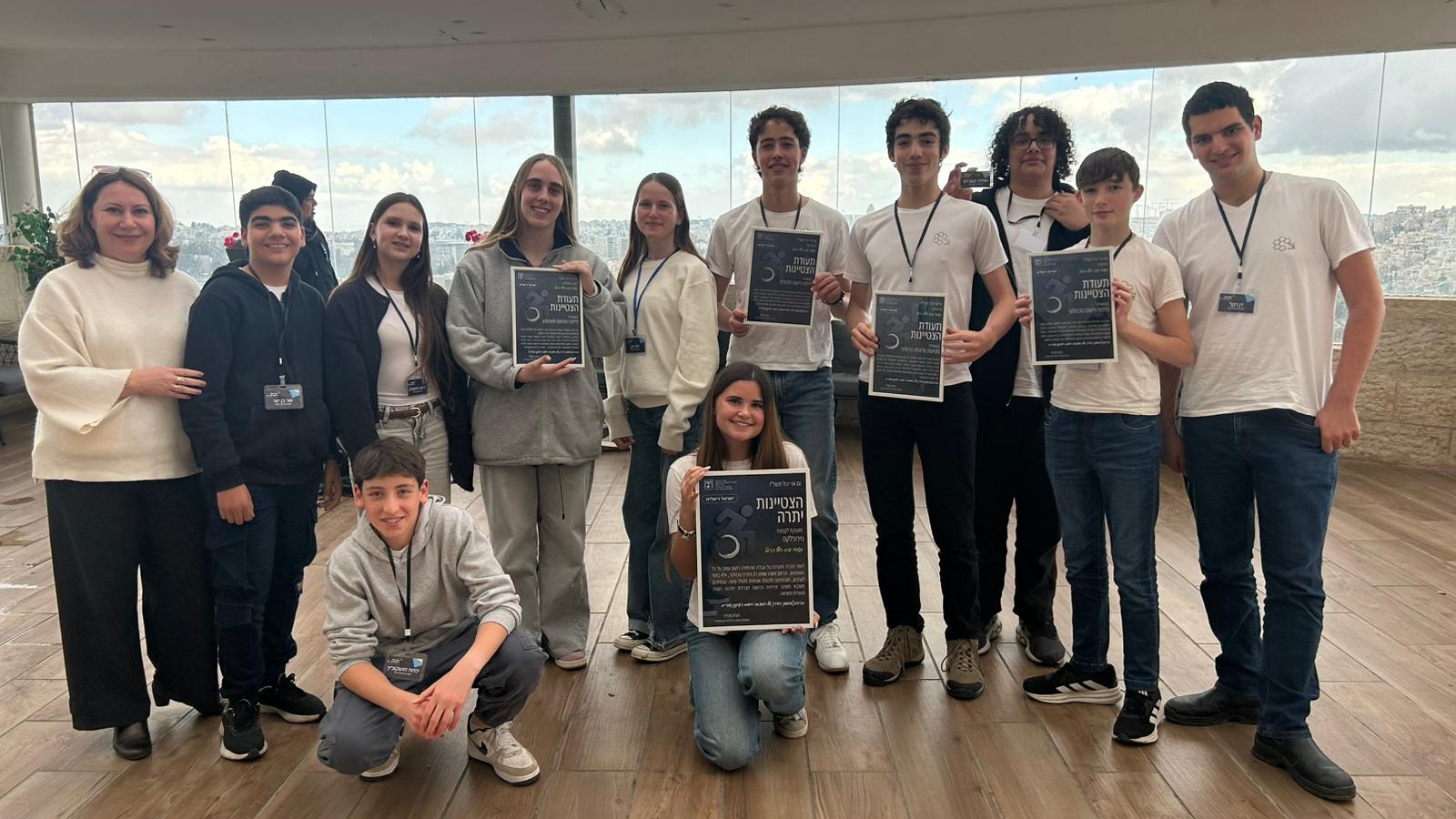 אני נרגשת לבשר שחזרנו מירושלים עם הישגים יפים בגמר הארצי של "גם אני יכול" - פיתוח מוצרים לאנשים בעלי צרכים מיוחדים 🏆🇮🇱
התלמידים שלנו הפגינו ידע טכנולוגי ורגישות חברתית מדהימה, וזכו בפרסים יוקרתיים בכל הקטגוריות:
פרויקט נוירופלקס : התלמידים פיתחו מתקן עזר המיועד לסייע לאנשים הסובלים מרעד בידיים (כמו חולי פרקינסון) בפעולות יומיומיות,
הפרויקט זכה בפרס הצטיינות יתרה (מקום ראשון!), בפרס מצוינות מדעית-הנדסית ובפרס הפיתוח הטכנולוגי .
פרויקט מוזיקלאי : פיתחו אפליקציה לקריאת תווים לאנשים עיוורים זכו בפרס בקטגוריית פיתוח ויישום טכנולוגי.
פרויקט תקווה טכנולוגית: שפיתחו מוצר עזר לאחיזת חפצים, זכו בפרס בקטגוריית פיתוח מותאם משתמש.
גאווה עצומה לראות את הנבחרת שלנו קוטפת את המקומות הראשונים ברמה הארצית. כל הכבוד לילדים על ההשקעה והמסירות
מרינה זטולוקין
