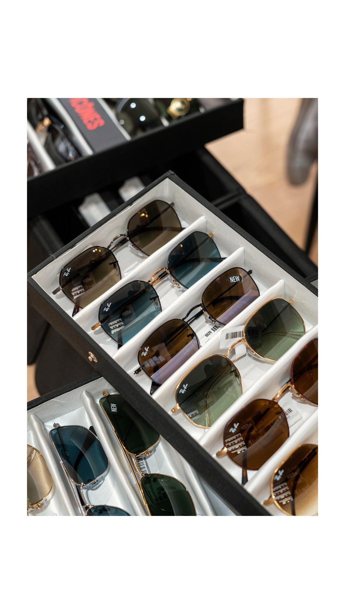 OK là… on passe un cap 😎
Oui oui, vous avez bien vu dans la sélection…
👀 les Ray-Ban Meta arrivent en boutique.
Filmer, prendre des photos, écouter de la musique, répondre à un appel…
Directement depuis vos lunettes.
🎥 Caméra intégrée discrète
🎧 Haut-parleurs ouverts pour écouter sans se couper du monde
🎙 Micro intégré pour appels et commandes vocales
✨ Contrôle tactile sur la branche
🔋 Boîtier de charge inclus
Et bien sûr… toujours le style iconique Ray-Ban.
Ce ne sont plus seulement des lunettes.
C’est une nouvelle façon de voir… et de partager.
Vous êtes prêts à les essayer ? 😏
-
Opticien Montpellier l Montpellier l Rayban meta l Lunette Montpellier