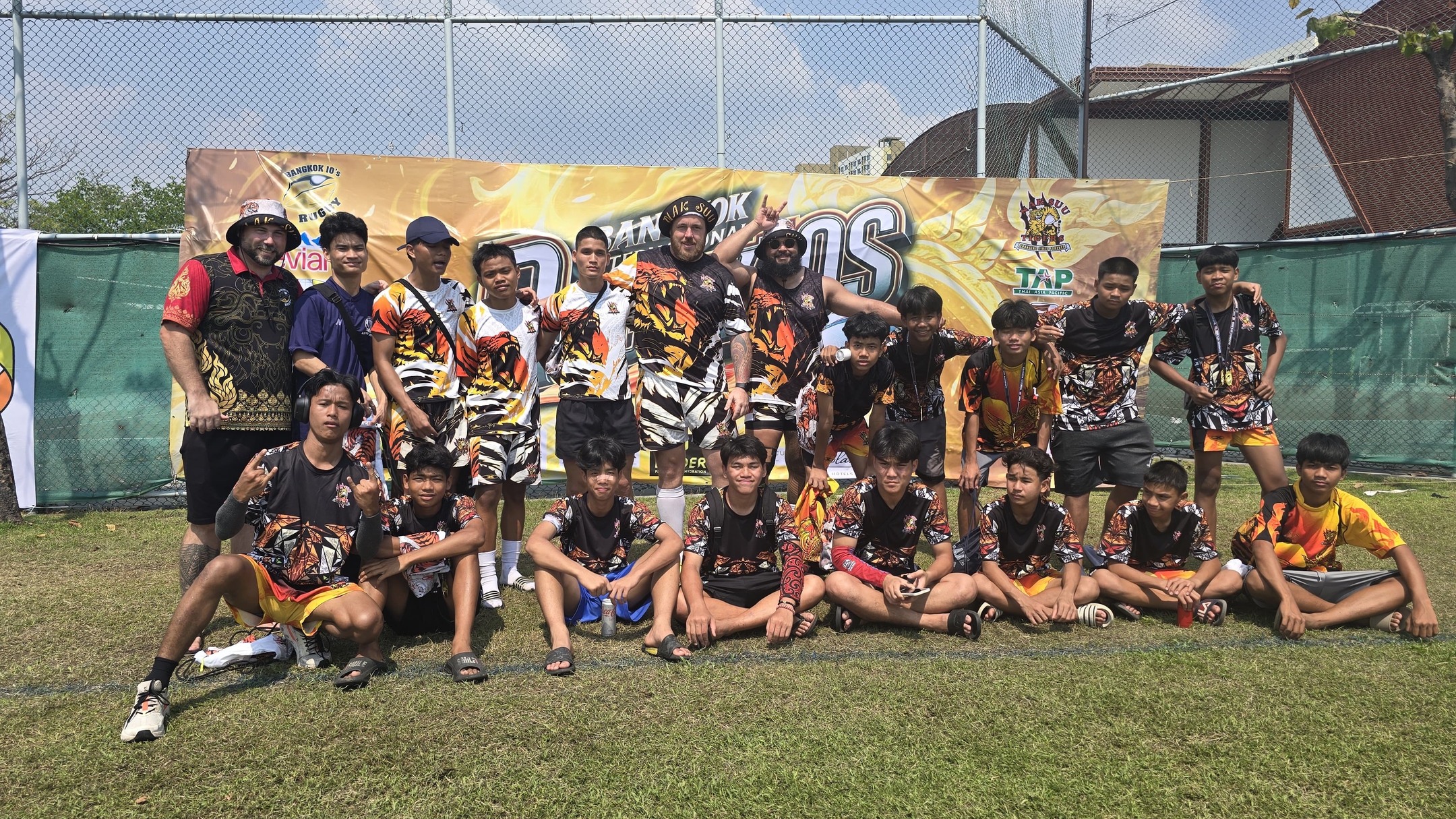 A huge thank you to Shaun Wilson and the Australian Air Force Rugby Union for their generous donations and support.
Shaun went above and beyond — rallying support, raising funds, and personally bringing the donation to the Bangkok 10s. This year was even more special as he also took the field for the first time with our Nak Suu Men’s Team.
Shaun, we’re incredibly grateful for the work you put in both on and off the field. Thank you for standing with our kids and believing in what we do. Your support makes a real difference!