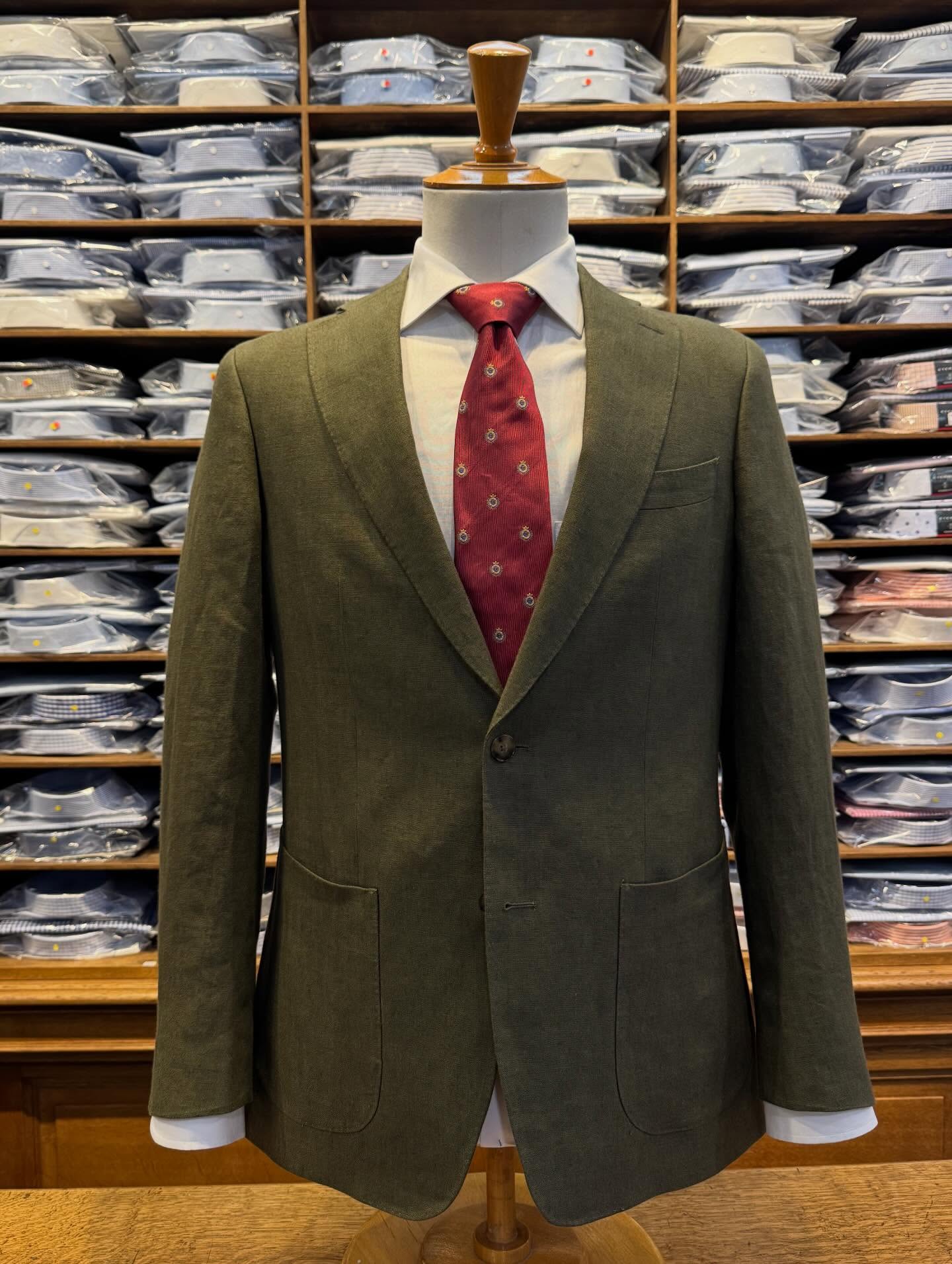 đ«đ· La nouvelle collection commence Ă arriver chez Comptoir des Chemises & Accessoires!
On démarre la saison avec cette veste 100% lin, légÚre et respirante, parfaite pour les journées ensoleillées et les températures plus douces!
ĂlĂ©gante, naturelle et confortable, elle sâassocie aussi bien avec une chemise habillĂ©e quâavec une tenue plus dĂ©contractĂ©e.
Venez dĂ©couvrir les premiĂšres piĂšces en boutique⊠dâautres nouveautĂ©s arrivent trĂšs bientĂŽt!
đŹđ§The new collection is starting to arrive at Comptoir des Chemises & Accessoires!
Weâre kicking off the season with this 100% linen jacket â lightweight, breathable, and perfect for warmer days!
Elegant, natural, and comfortable, it pairs just as well with a dress shirt as it does with a more relaxed look.
Visit us in store to discover the first arrivals⊠more new pieces coming very soon