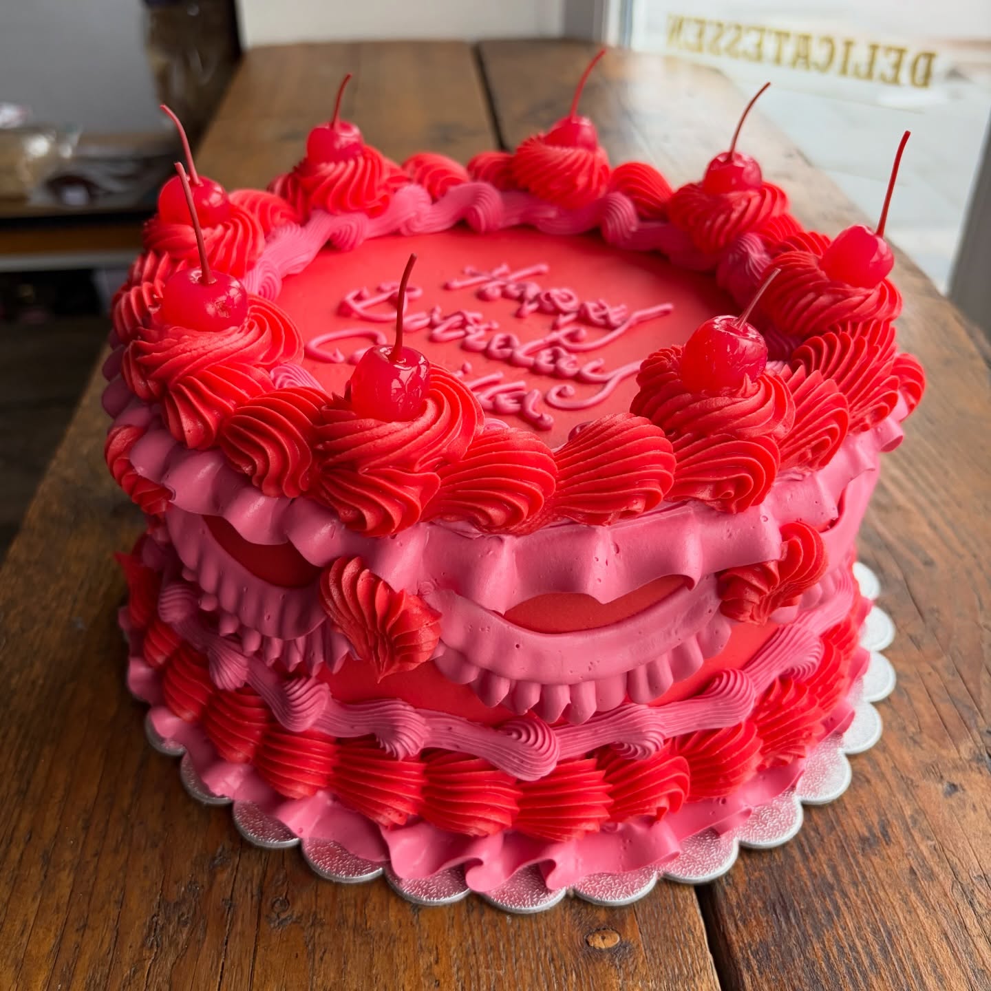 Pink, or blue? Black, or white? Ruffles in every shade and every colour, an inside in every flavour and dietary requirement too! You ca order these beauts via the website and also add any ribbons or extras you like, but DM’s are always open to if you’d rather chat through options!
We’ve reached the end of February team and I’m celebrating with a day off (literally unheard of) from the bakery. Ngl that early alarm was not missed this morning! That said, my toddler is demanding we go play on the trampoline (it’s 8.15), so not sure if work would have been easier at this point… 😬
Happy weekending!
#lambethcake #rufflecake #cakeorder #bespokecake #dealkent