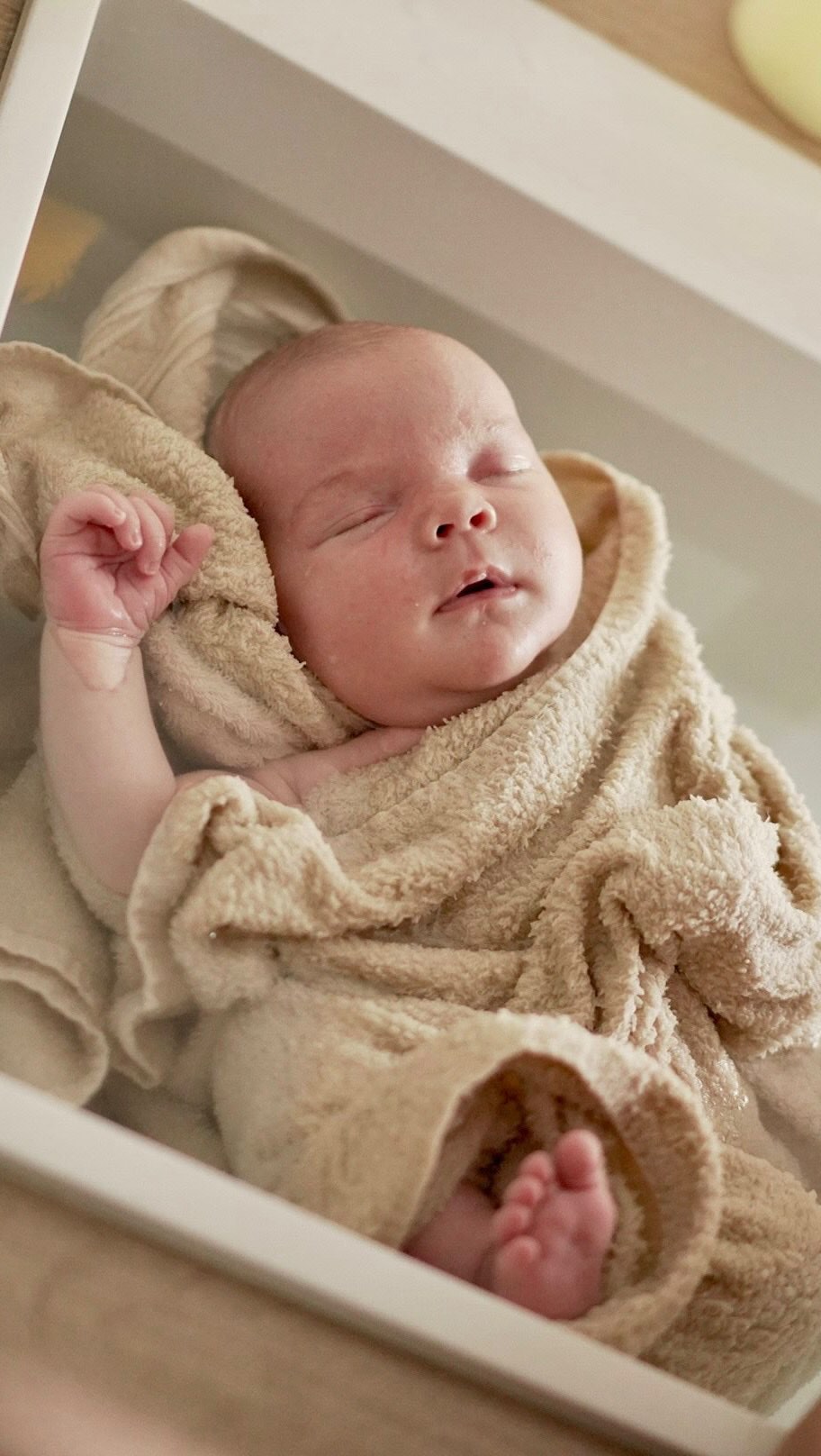 Le Thérapeutique Bain Bébé n’est pas un simple bain.
C’est une véritable rencontre émotionnelle, un espace de douceur où le bébé peut se détendre, relâcher ses tensions et retrouver des sensations proches de celles vécues in utero.
#tbb #bainbébé #baindesonia #bainthérapeutique #premiersmoments