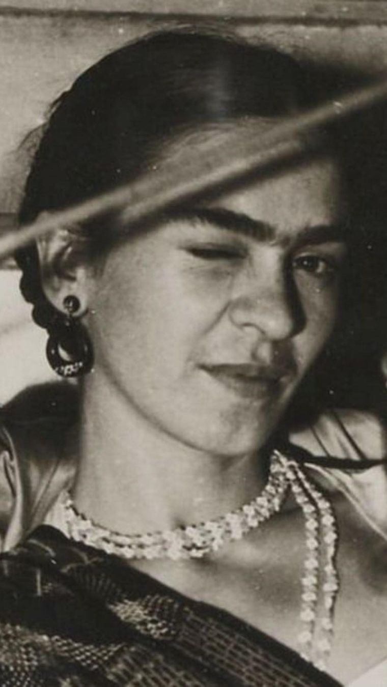 Hoje é Dia da Mulher.
Mas antes de flores e parabéns, precisamos lembrar de algo sério.
A cada 2 horas uma mulher morre no Brasil.
Ser mulher ainda significa, muitas vezes, viver com medo, silenciar dores e carregar histórias que quase ninguém vê.
Que este dia não seja só sobre comemoração,
mas também sobre consciência, proteção e cuidado com as mulheres.
Que cada mulher encontre voz, apoio e espaços seguros para existir. 🤎