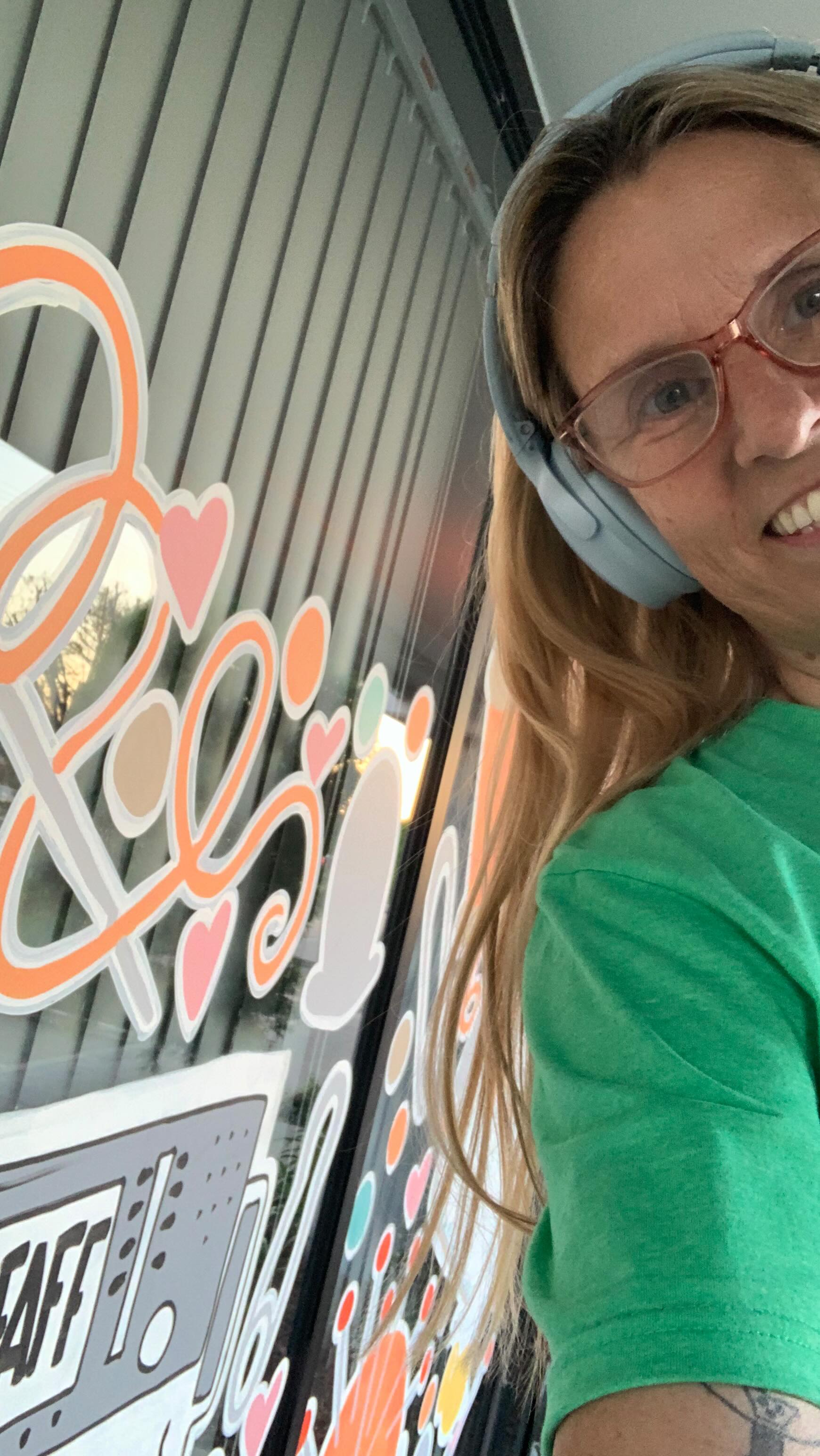 It’s a beautiful day for painting some windows.
#ocmurals #windowsplash #windowpainting #ilovemyjob