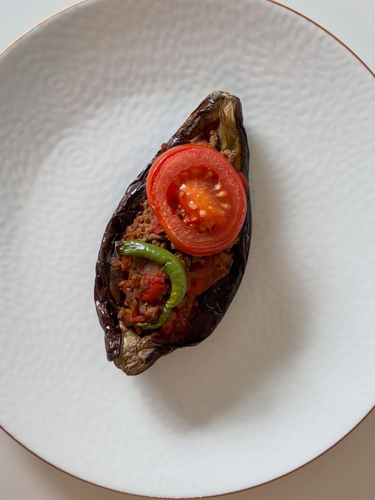 Karniyarık — one of those dishes that smells like home before you even taste it.
Slow-roasted aubergine, gently opened and filled with savoury mince, sweet peppers, tomato, and spices… then finished in the oven until everything melts together.
Simple ingredients, deep flavour, and the kind of meal that brings everyone to the table without being asked.
Tradition never needed reinvention—just good olive oil, patience, and appetite. 🍆❤️
#karniyarik #turkishfood #turkishcuisine #aubergine #eggplantrecipes homemadefood homecooking mediterraneanfood comfortfood traditionalfood foodfromscratch familymeals foodphotography instafood foodstagram whatsfordinner healthycomfortfood seasonalfood foodinspiration aycinskitchen turkishrecipes mediterraneandiet