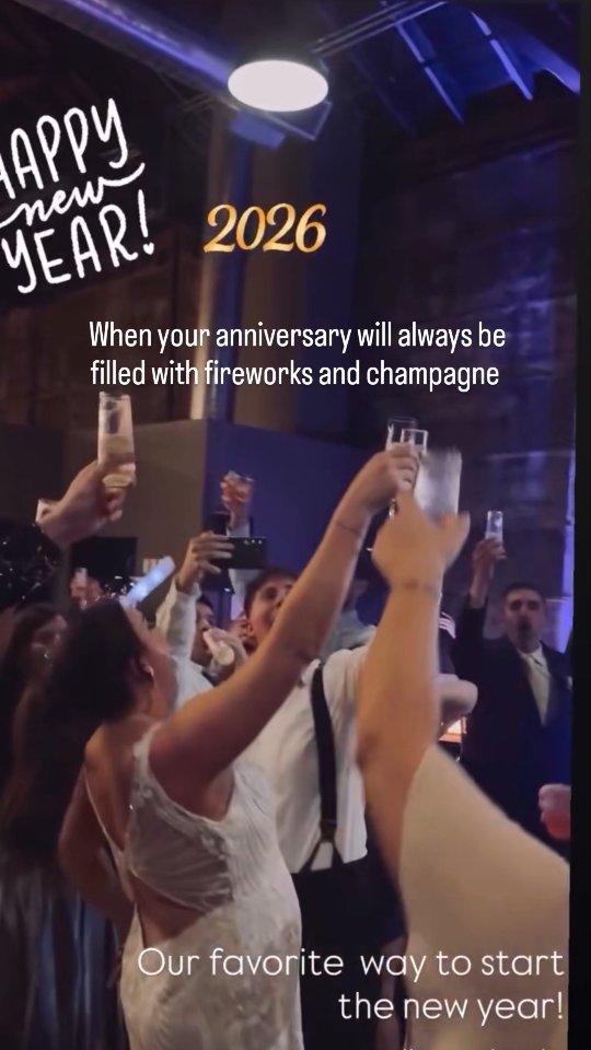 Our hot take today: we're obsessed with a New Year's Eve wedding.
Countdown to midnight surrounded by your favorite people? ✔️
The next day off, every year? ✔️
An annual anniversary celebration with champagne and fireworks? ✔️
There's everything to love about a New Year's Eve wedding. Ask us today about planning yours.
Venue, lighting: @oliopeabody
Photos: @mr_mrsdrewphoto
Catering: @premierbarservice
Coordination: @mrsbrothersbridal
DJ: @dskyofficial
Client: @miss.alyssa_15 @mollymackkkk
Hotel: @bellinnpeabody
#newenglandwedding #bostonwedding #massachusettswedding #historicbuilding #northofboston