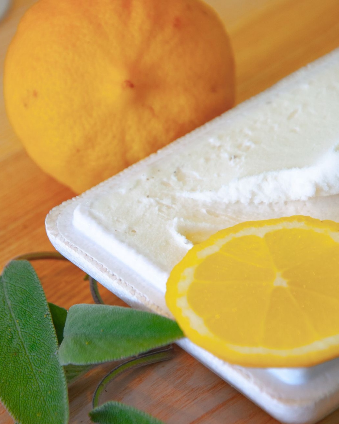 Il caldo piano piano si avvicina…
e noi iniziamo a giocare con i profumi più freschi.
È arrivato Bergamotto & Salvia 🌿🍋
Agrumato, elegante, con quella nota verde che sorprende al primo assaggio.
Un gusto pulito, leggero, diverso.
Perfetto quando l’aria cambia e la voglia di fresco si fa sentire.
Venite a scoprirlo.
#CeraPinerolo #CeraGelaterie #GelateriaPinerolo