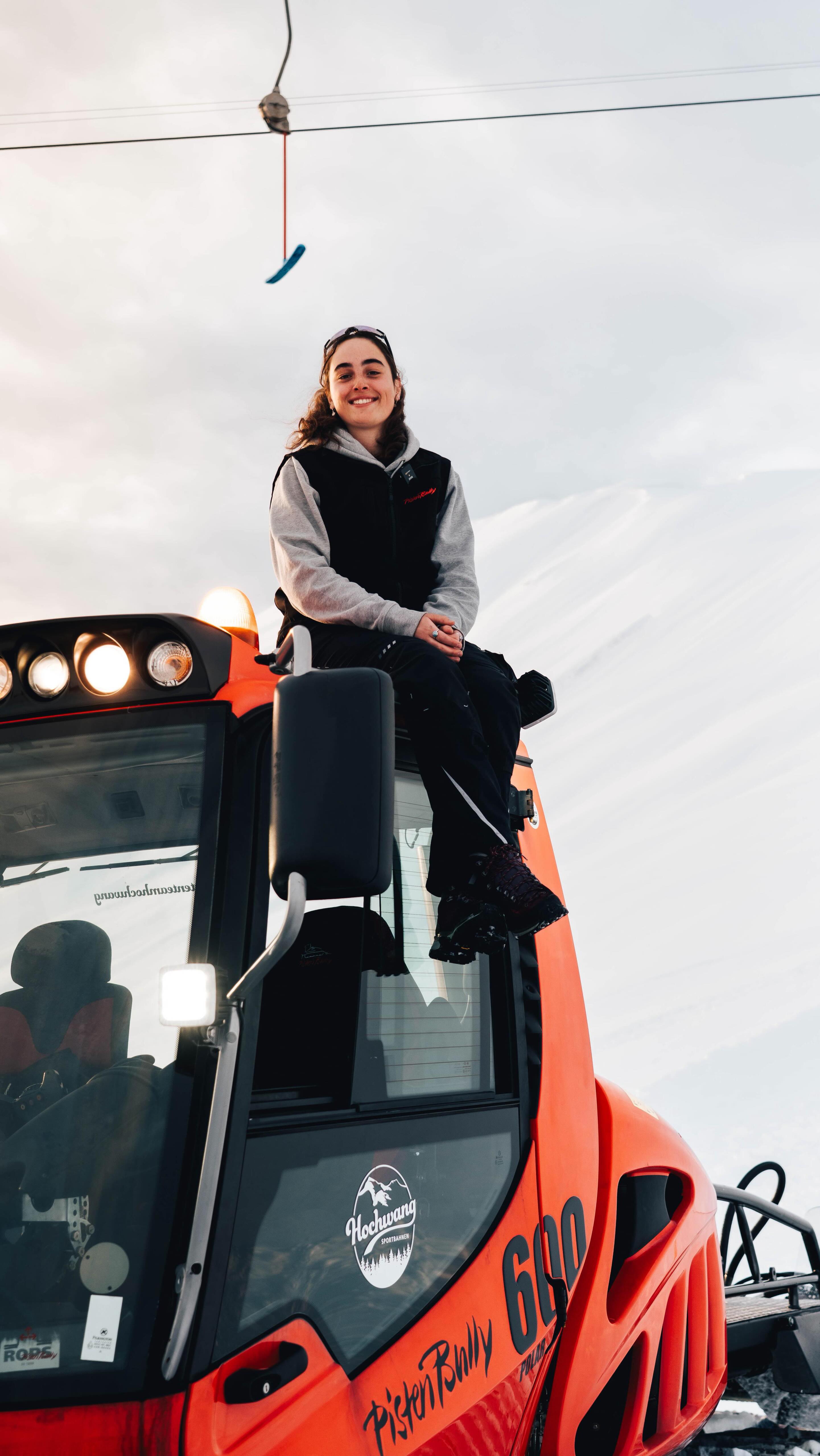 Begleitet Selina bei ihrer Nachtschicht am Hochwang und erlebt, wie sie mit dem Pistenbully die Hänge perfekt für den nächsten Skitag vorbereitet. #Pistenbully #hochwang