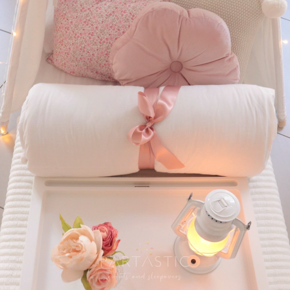 Beautiful and delicate Pink Flower Garden.
.
.
.
#sleepover #sleepoverparty #teepeeparty #pinksleepover #surreyevents