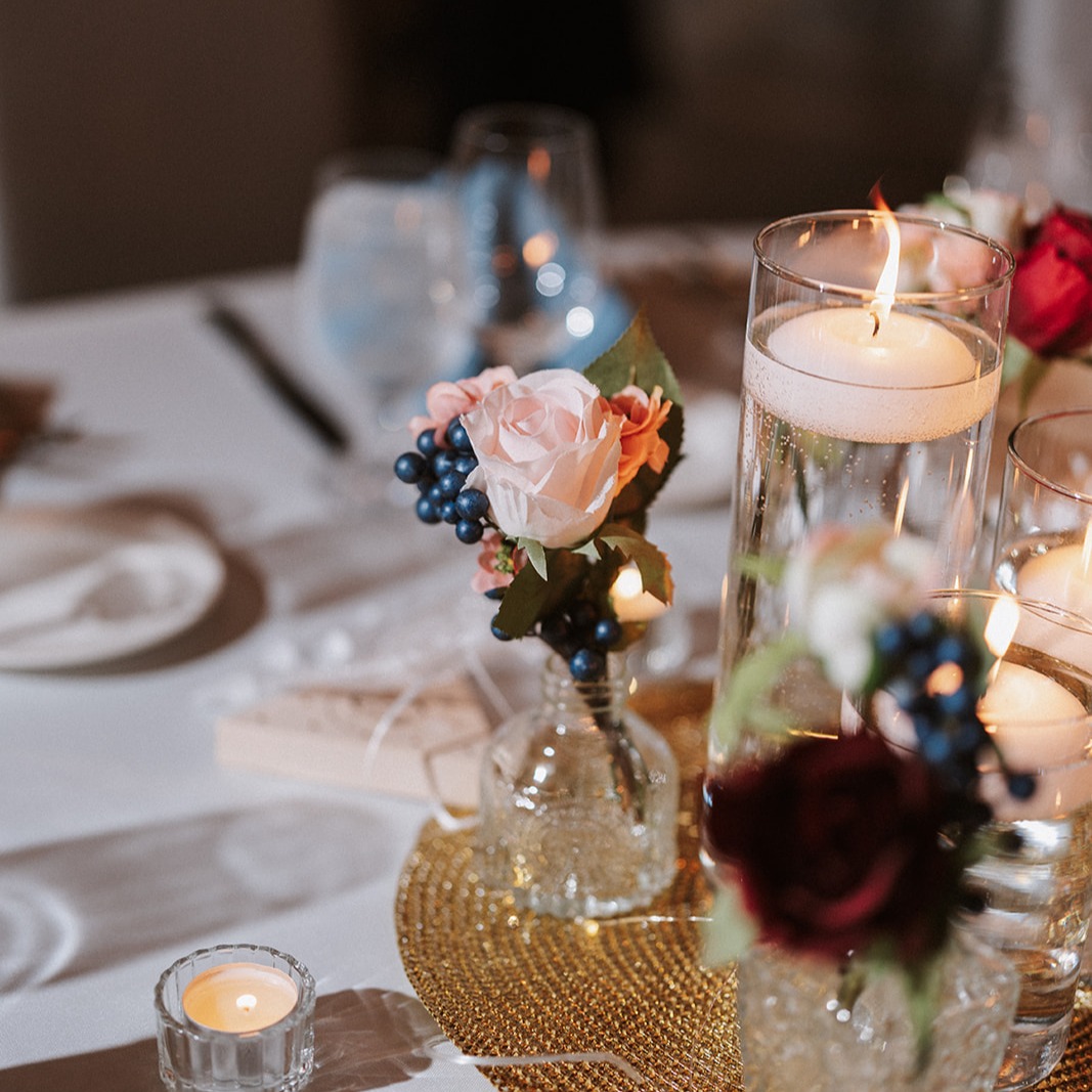 Place settings and centerpieces are what your guests look at when they first sit down. Adding pops of color and little details goes along away!
@aray_ofevents Team: Dena, Taylor, Christopher
Reception: @forestparkgolfcourse
Photographer: @aventiweddings