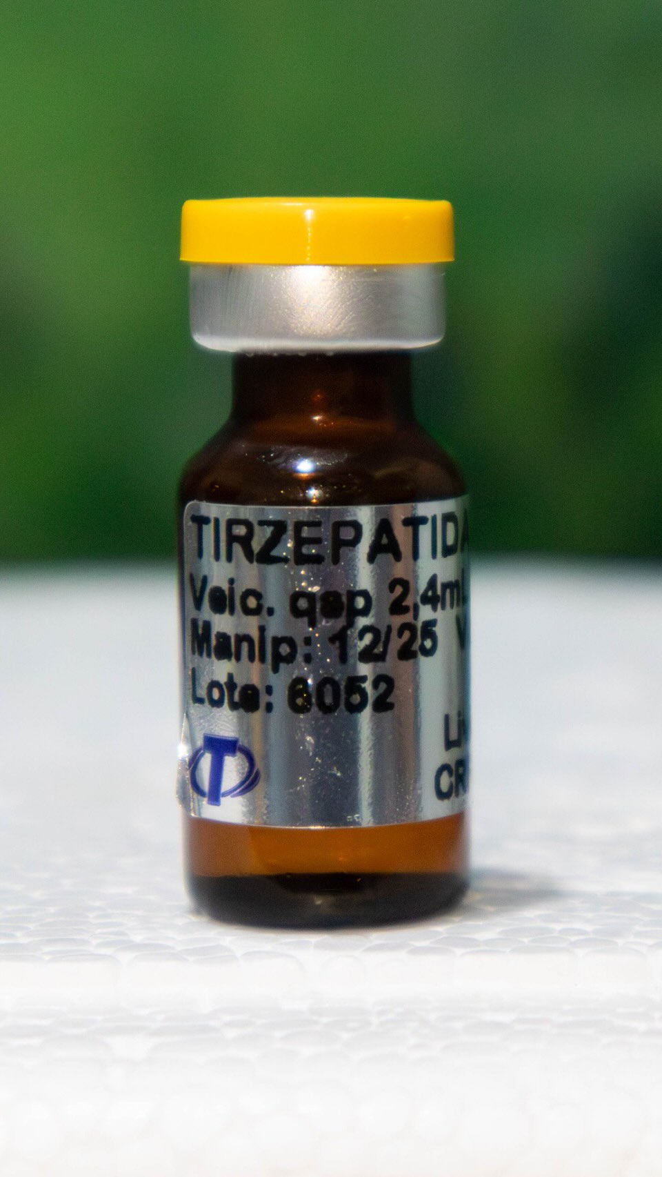 MOUNJARO DE GRAÇA EM URUPÊS
As aplicações gratuitas de tirzepatida, conhecida comercialmente como Mounjaro, começaram hoje (26) em Urupês. O município afirma ser o primeiro do Estado de São Paulo a oferecer o medicamento pelo SUS para tratamento da obesidade.
Em entrevista ao Portal Guilherme Baffi, o prefeito Beto Caciari afirmou que a iniciativa tem protocolo médico e critérios definidos para triagem dos pacientes.
A Prefeitura informou que já adquiriu 65 ampolas de 60 mg e fará nova compra por licitação. O investimento inicial é de R$ 125 mil, com previsão de atender até 200 pessoas