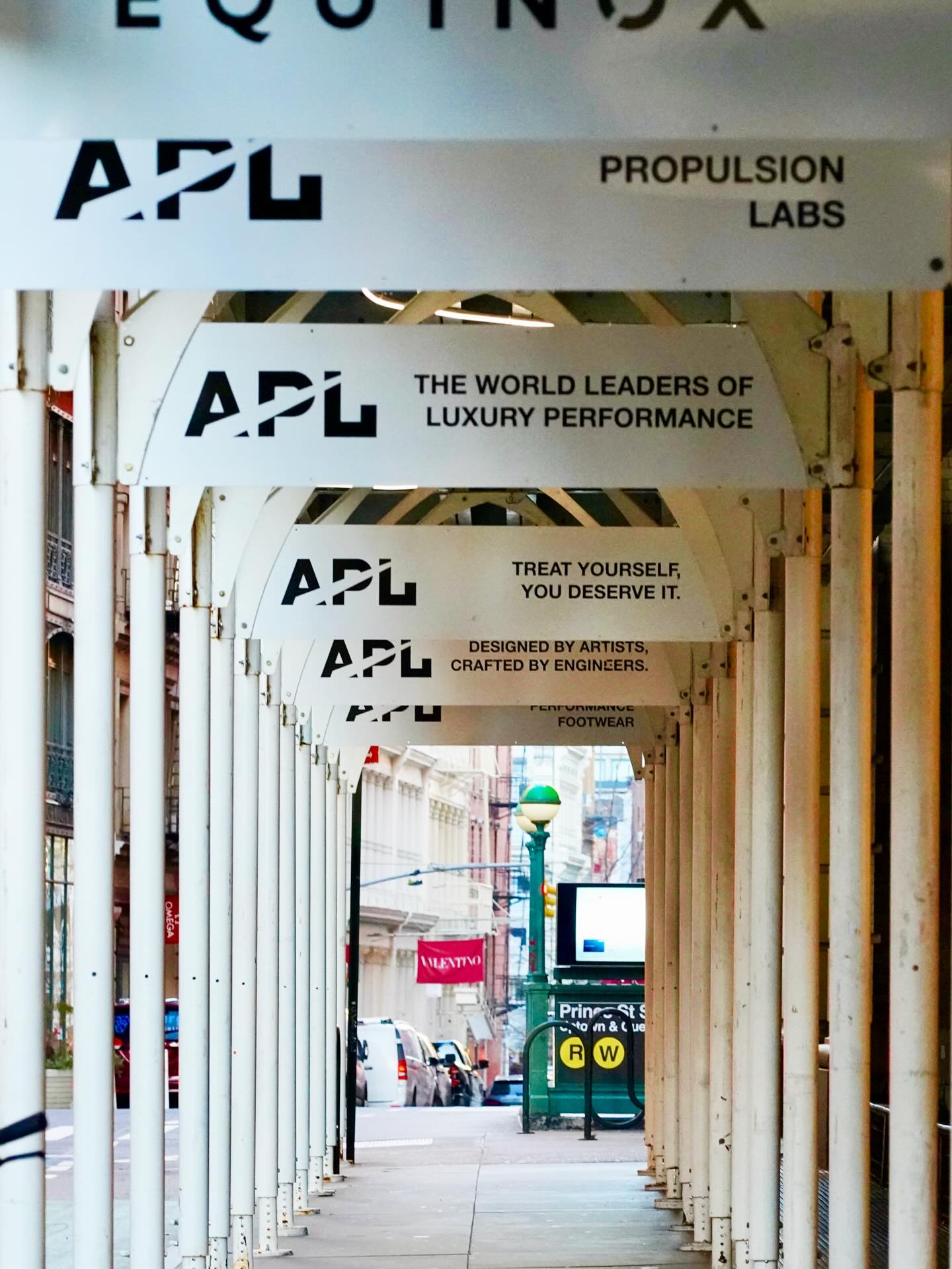 Unlike traditional sidewalk scaffolding, Urban Umbrellas don’t have cross-bracing.
Sidewalk sheds that don’t impede pedestrian sightlines? The choice is yours 😉