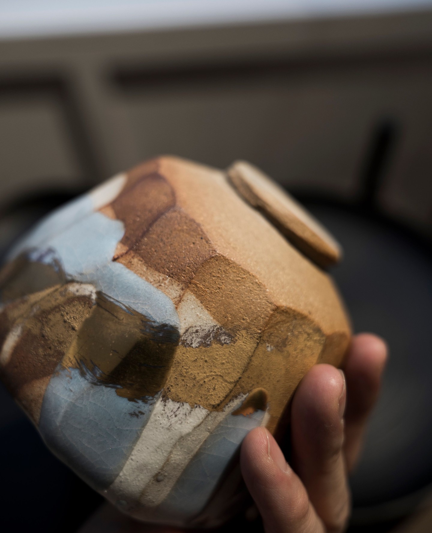 Asahiyaki
For over four centuries, Asahiyaki has created vessels for tea in Uji, the spiritual home of Japanese tea culture. Working with clay unique to this region, Asahiyaki brings out its natural beauty to craft wares that express the very essence of Uji tea.
Founded around 1600, the kiln has continued unbroken through sixteen generations—each devoted to the art of tea ceramics.