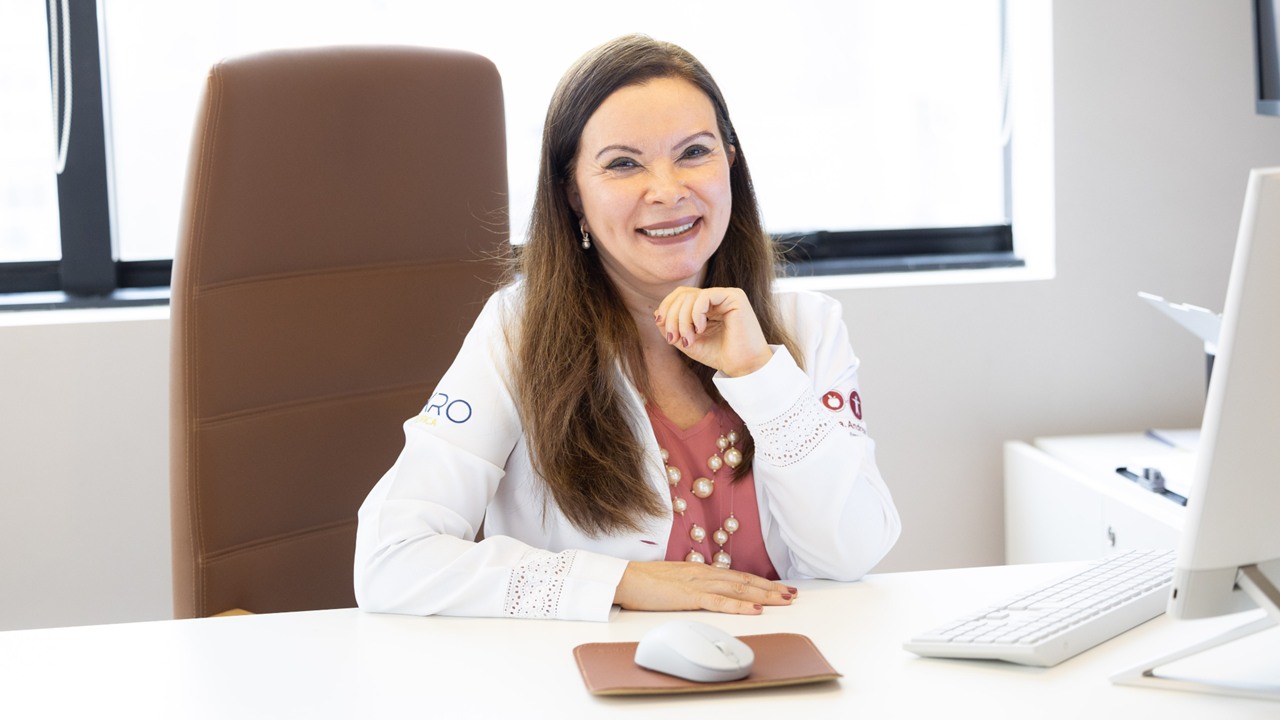 Guia visual: 5 estratégias alimentares práticas para aliviar náuseas, proteger o peso e recuperar energia durante a quimioterapia. Dicas fáceis de aplicar hoje, baseadas na prática clínica e em apresentações da Dra. Andrea Pereira em congressos. 1) Pequenas refeições frequentes; 2) Alimentos frios ou à temperatura ambiente; 3) Proteínas em todas as refeições; 4) Líquidos entre as refeições; 5) Snacks energéticos ricos em calorias e nutrientes. Marque quem precisa ver isso e conte qual dica você vai testar. Link in bio 🍋🩺💬 #nutrologia #quimioterapia #cuidadospacientes #saúde #nutrição #oncologia #vidasana #ItaiBibi #SãoPaulo