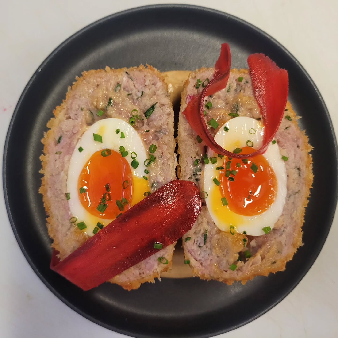 Proper Scotch egg, confit pork & sage, Oxford sauce, pickled carrot 🥕 👌