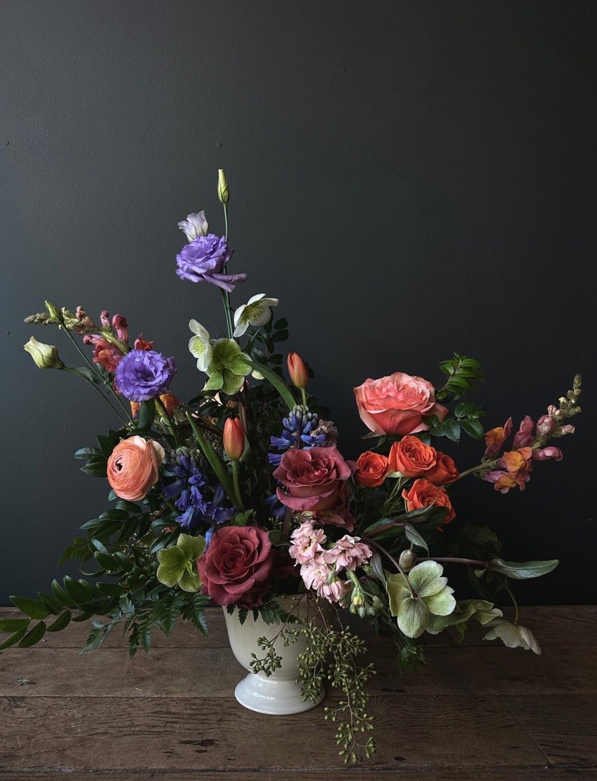 Petitioning for more glimmers of color, all season loooooong ❤️
Florals from @terrabellaflowers @pepperharrow_ @shyflowerfloraldesign @tinyhandsblooms @coolspringgarden
#slowflowerssociety #slowflowermovement #slowflowers #sustainablefloristry #seasonalflowers