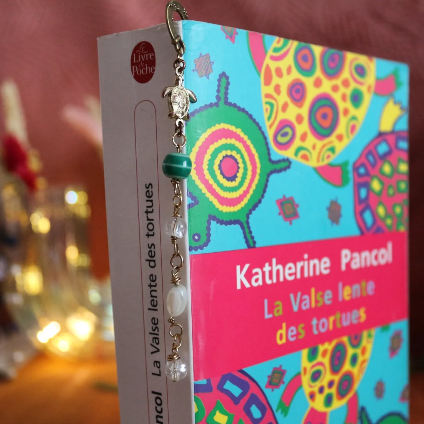 🐢 Marque-page Nouméa 💚
J'en connais si peu sur la Nouvelle-Calédonie, mais j'avais vu un reportage sur la préservation de la faune et de la flore là-bas. Et notamment, la protection des tortues.
Donc quand j'ai créé ce marque-page avec une breloque tortue, il me paraissait tout naturel de l'appeller "Nouméa".
#bookstafrance #marquepage #création #Nouméa #tortue