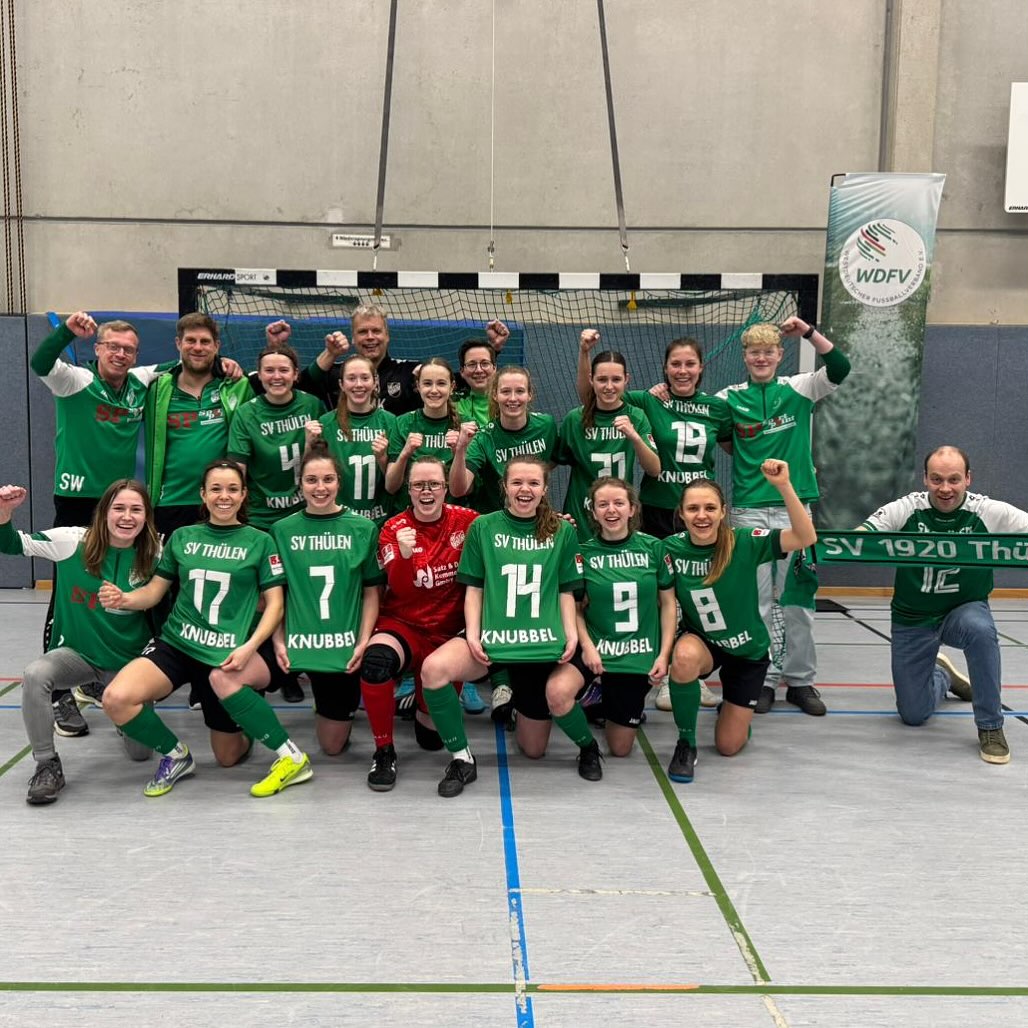 🏆⚽ SVT-Damen stark bei Regionalmeisterschaften in Münster! ⚽🏆
Premiere für die SV Thülen-Fußballdamen: Sonntagfrüh ging’s zu den WDFV-Regionalmeisterschaften nach Münster-Hiltrup – und das Team lieferte ab! 💚🤍
🔥 Gruppenphase
Knappes 1:2 gegen die Futsal Panthers Köln (Tor: Franziska Schüttler)
Danach ein starkes 5:2 gegen Vorwärts SpoHo 98 Köln II (u.a. 3x Schüttler) 💥
💪 K.o.-Runde
Im Halbfinale gegen den späteren Turniersieger SC Preußen Münster teuer verkauft – 2 Tore für den SVT!
Im Spiel um Platz 3 dann Nervenstärke im 6m-Schießen gegen Rhenania Bottrop ✅
🥉 Ergebnis: Platz 3 für den SV Thülen! 🥳
Mega Leistung – und jetzt geht der Fokus auf die Rückserie, um schnell den Klassenerhalt klarzumachen. 🙏🏼
➡️ Vollständiger Artikel im WhatsApp-Kanal – Link in Bio!